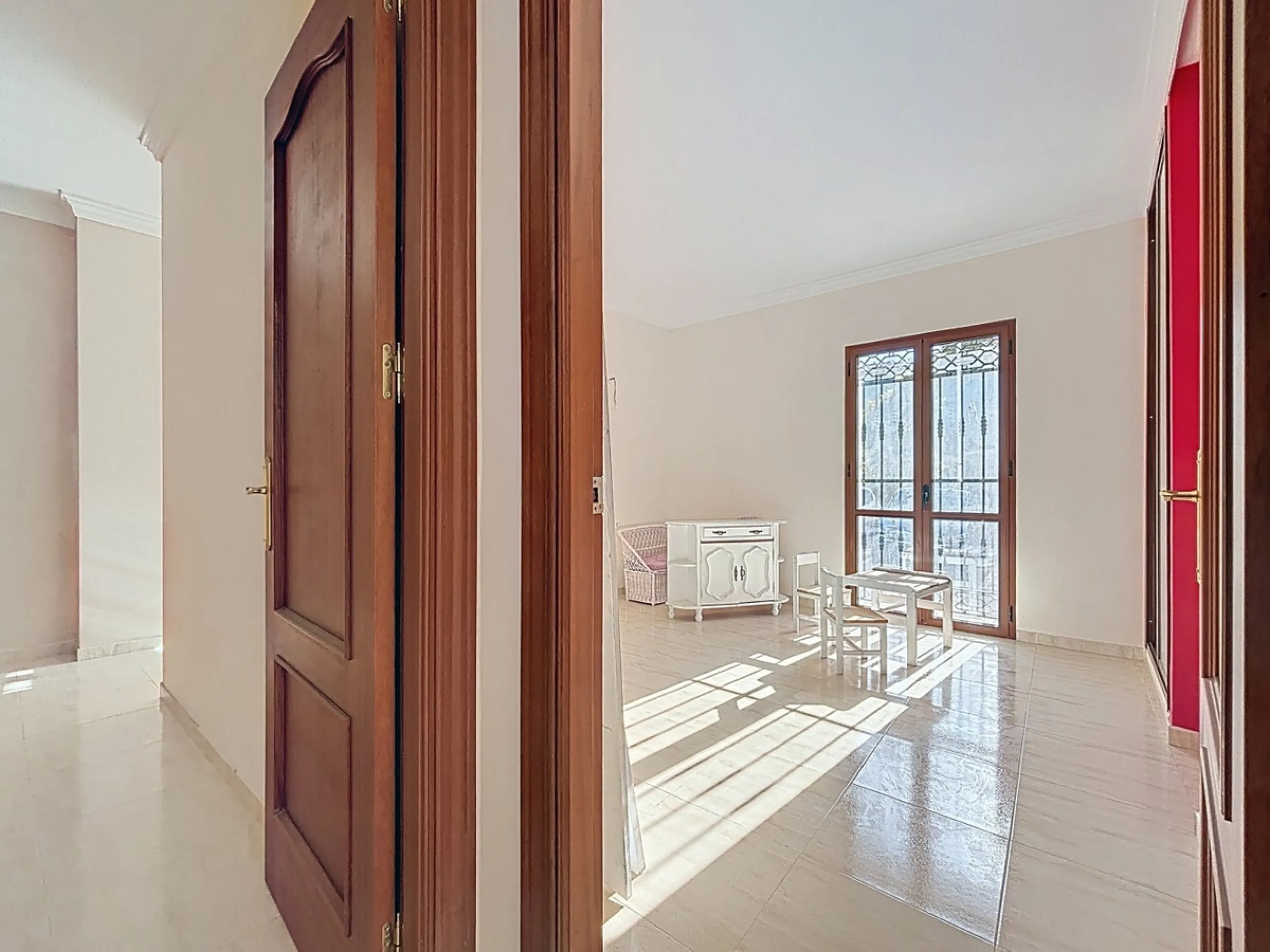 A complete block of homes located in Algarrobo Pueblo is offered for sale, consisting of three floors with three independent apartments, ideal for both investment and family residential use. On the first floor is the first apartment, which has a living ro