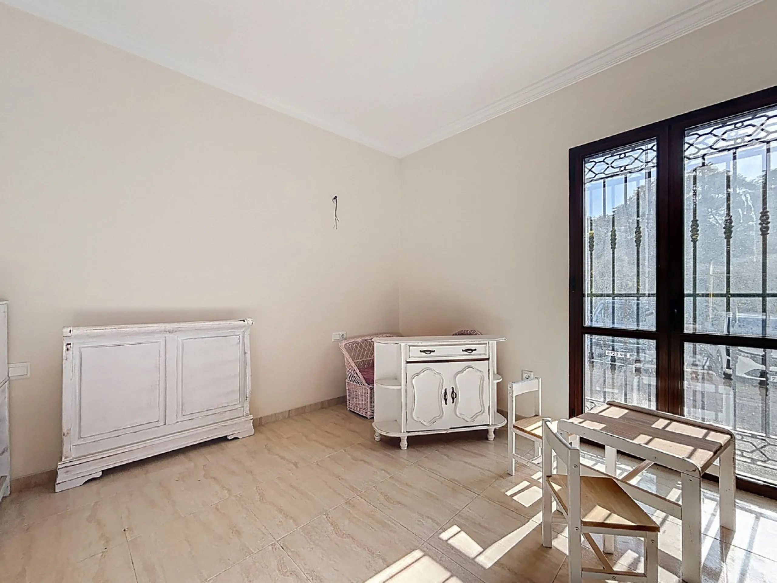 A complete block of homes located in Algarrobo Pueblo is offered for sale, consisting of three floors with three independent apartments, ideal for both investment and family residential use. On the first floor is the first apartment, which has a living ro