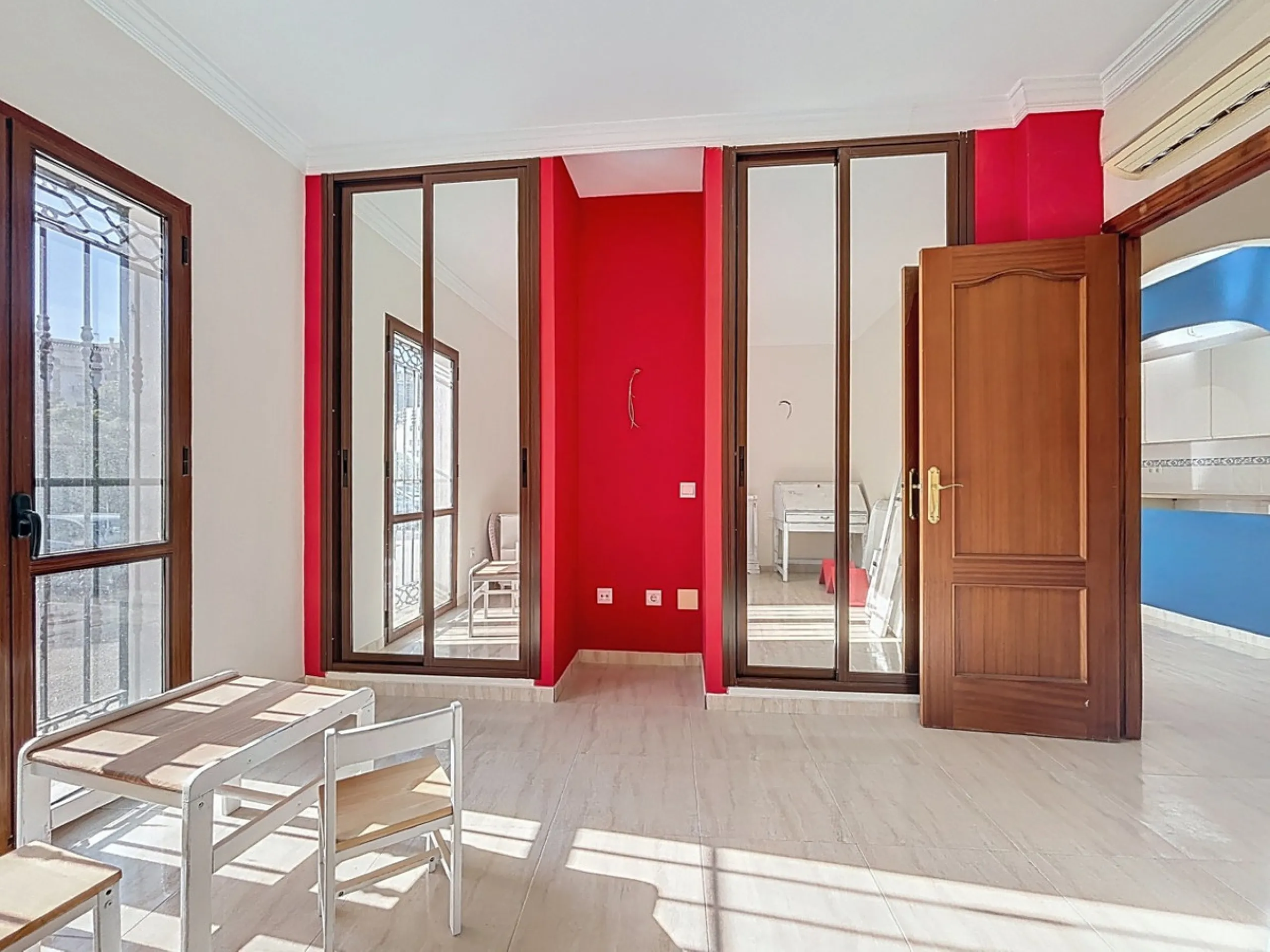 A complete block of homes located in Algarrobo Pueblo is offered for sale, consisting of three floors with three independent apartments, ideal for both investment and family residential use. On the first floor is the first apartment, which has a living ro
