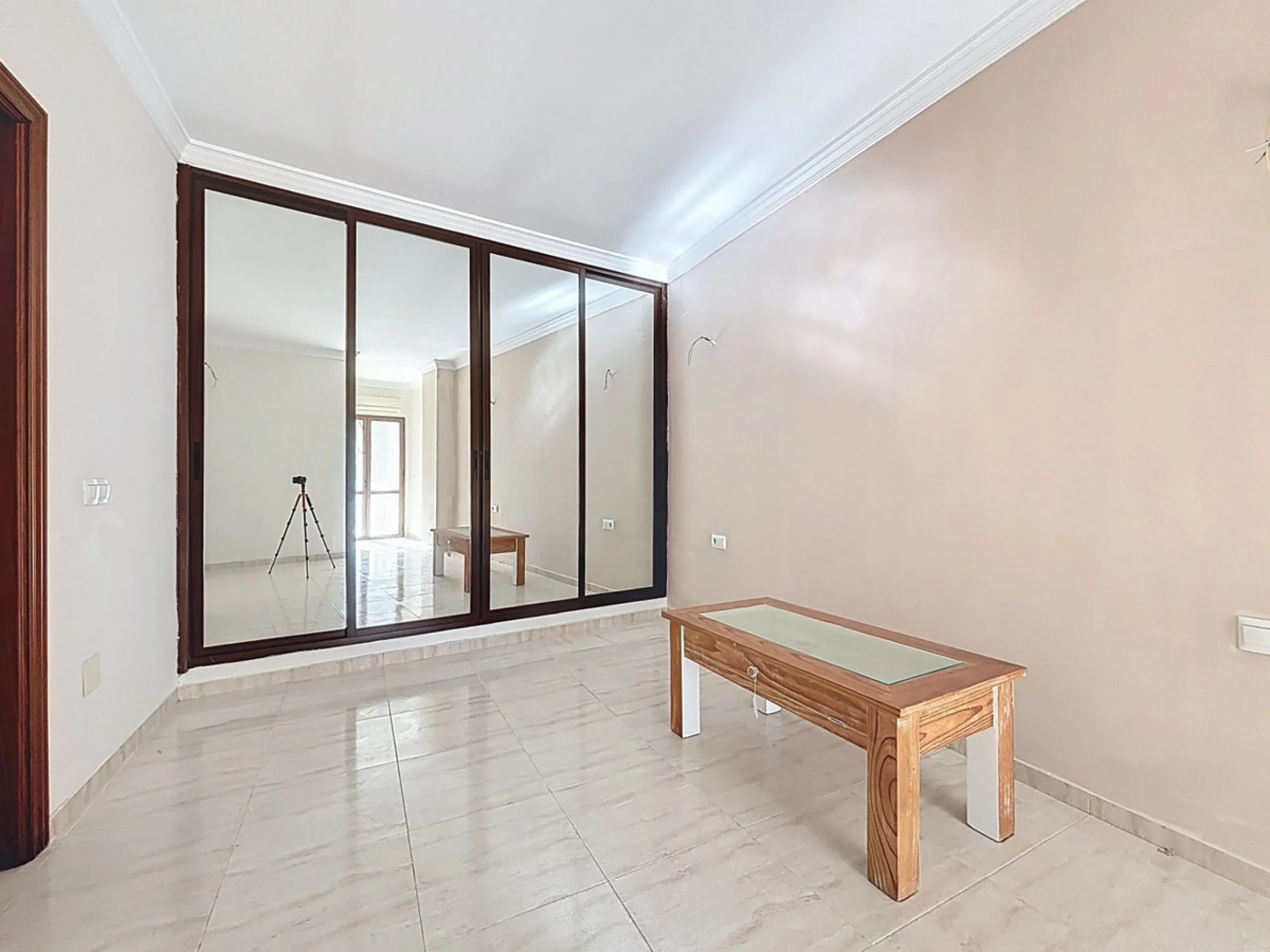A complete block of homes located in Algarrobo Pueblo is offered for sale, consisting of three floors with three independent apartments, ideal for both investment and family residential use. On the first floor is the first apartment, which has a living ro