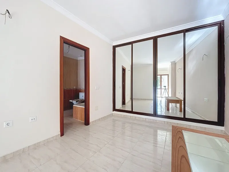 A complete block of homes located in Algarrobo Pueblo is offered for sale, consisting of three floors with three independent apartments, ideal for both investment and family residential use. On the first floor is the first apartment, which has a living ro