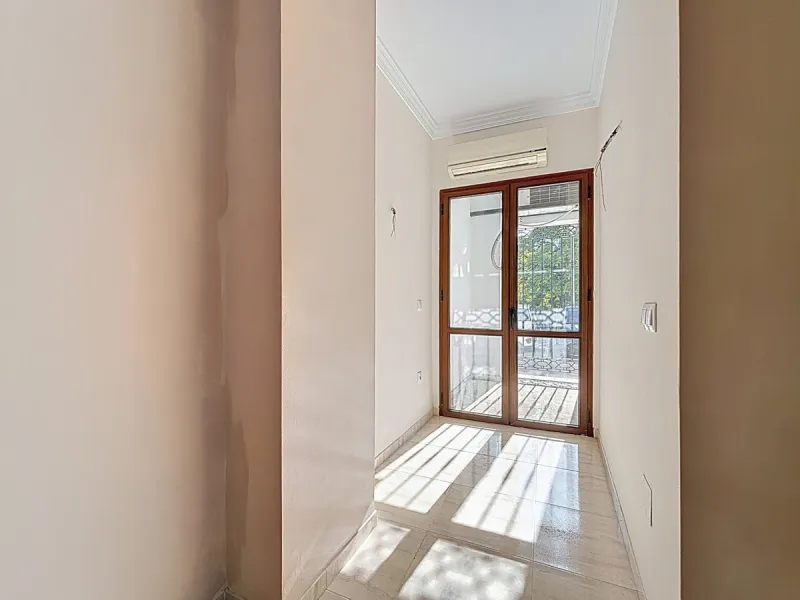 A complete block of homes located in Algarrobo Pueblo is offered for sale, consisting of three floors with three independent apartments, ideal for both investment and family residential use. On the first floor is the first apartment, which has a living ro