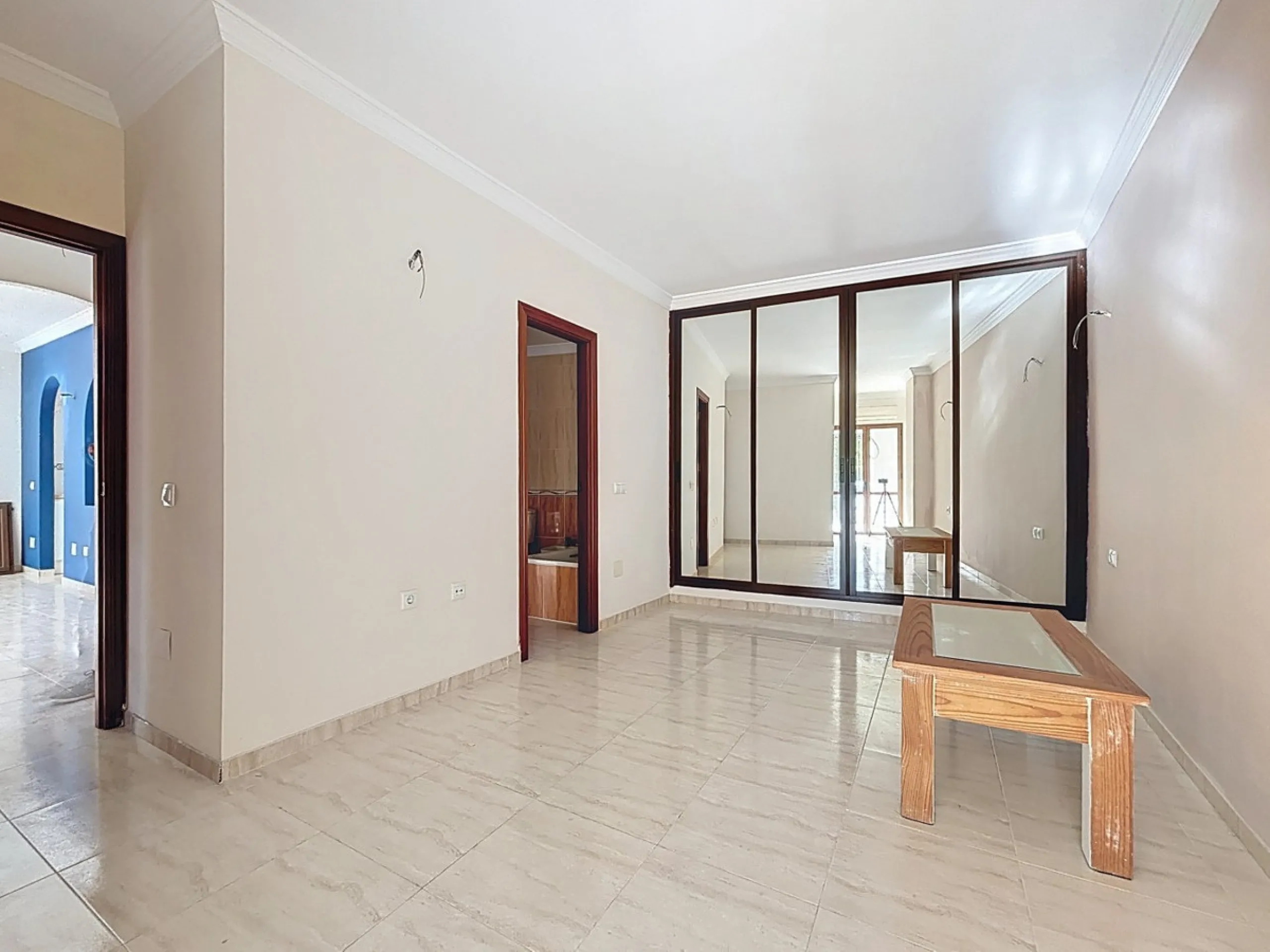 A complete block of homes located in Algarrobo Pueblo is offered for sale, consisting of three floors with three independent apartments, ideal for both investment and family residential use. On the first floor is the first apartment, which has a living ro