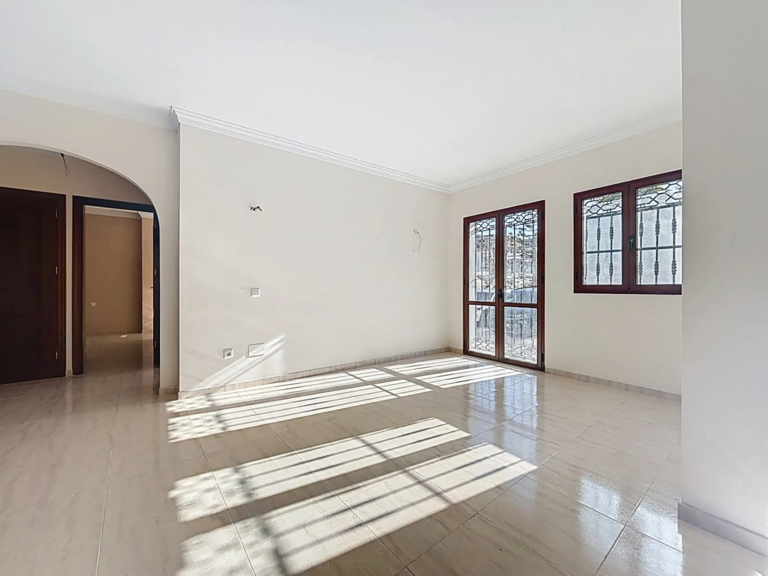 A complete block of homes located in Algarrobo Pueblo is offered for sale, consisting of three floors with three independent apartments, ideal for both investment and family residential use. On the first floor is the first apartment, which has a living ro