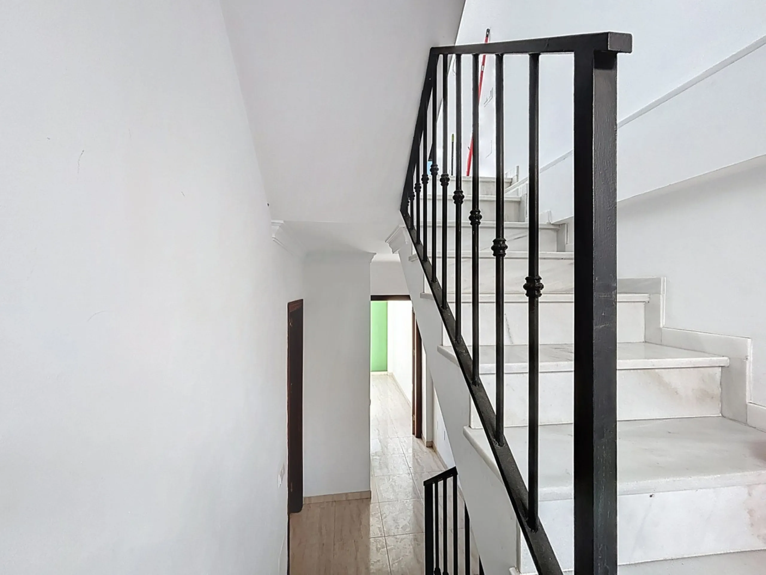 A complete block of homes located in Algarrobo Pueblo is offered for sale, consisting of three floors with three independent apartments, ideal for both investment and family residential use. On the first floor is the first apartment, which has a living ro