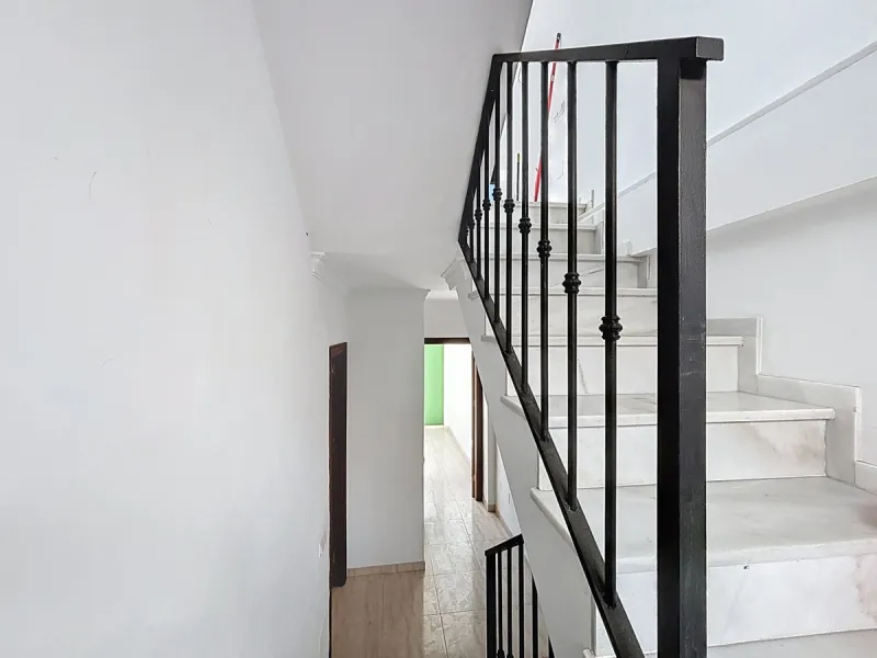 A complete block of homes located in Algarrobo Pueblo is offered for sale, consisting of three floors with three independent apartments, ideal for both investment and family residential use. On the first floor is the first apartment, which has a living ro