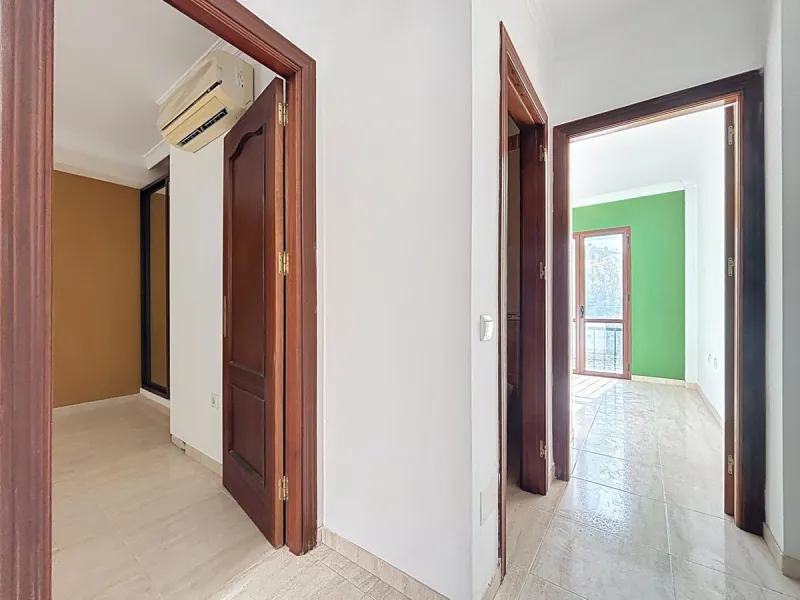A complete block of homes located in Algarrobo Pueblo is offered for sale, consisting of three floors with three independent apartments, ideal for both investment and family residential use. On the first floor is the first apartment, which has a living ro