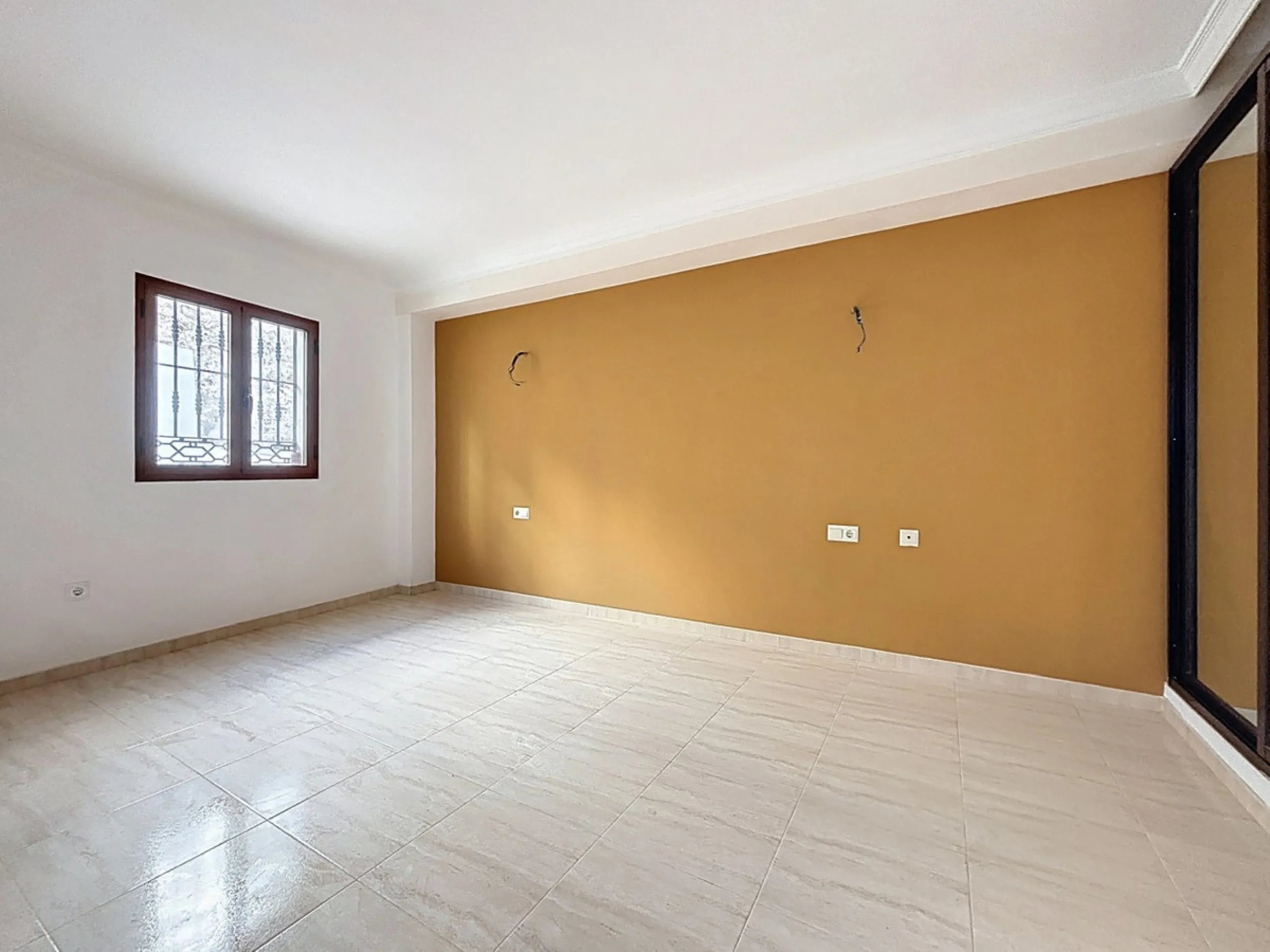 A complete block of homes located in Algarrobo Pueblo is offered for sale, consisting of three floors with three independent apartments, ideal for both investment and family residential use. On the first floor is the first apartment, which has a living ro