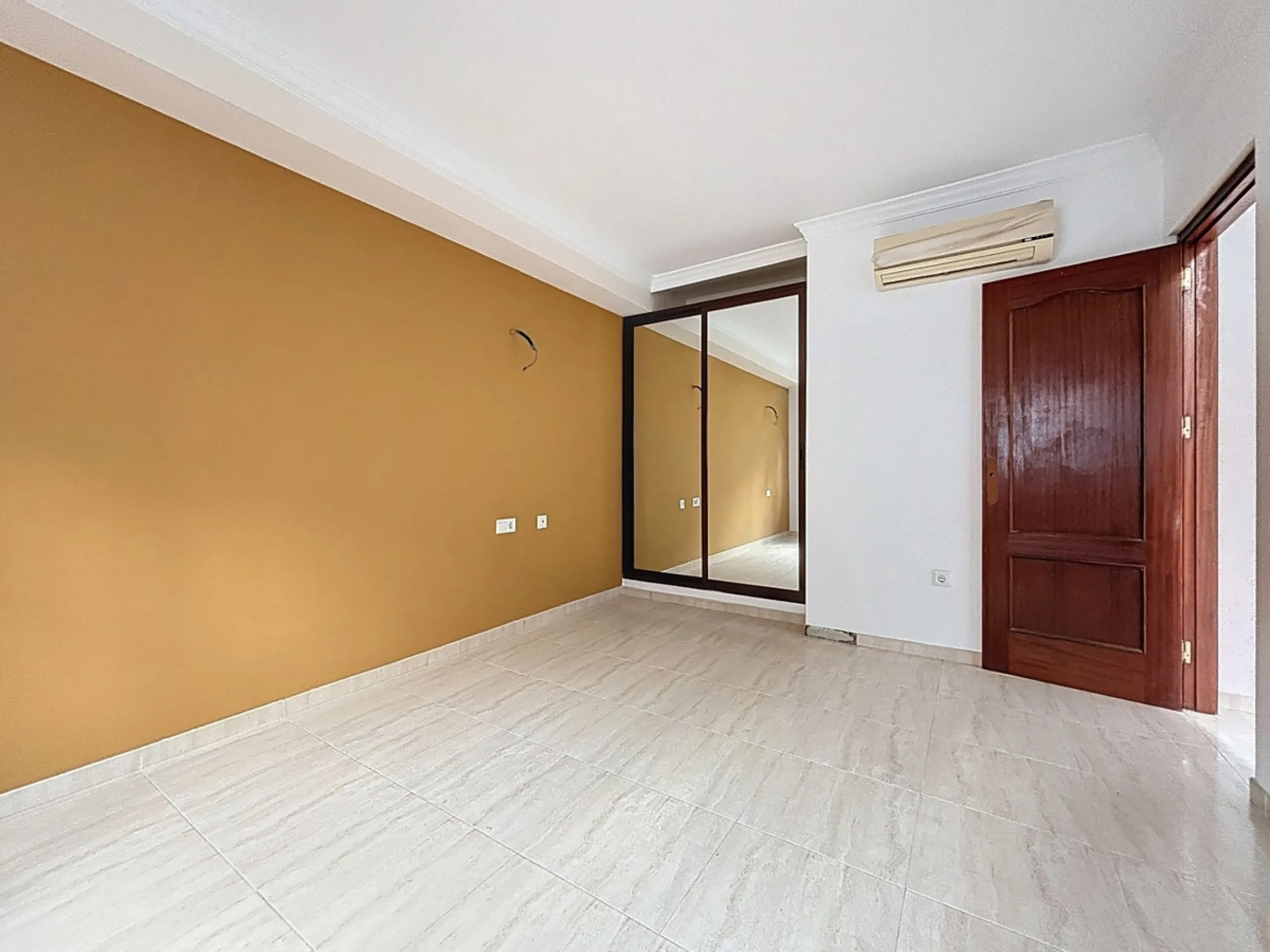 A complete block of homes located in Algarrobo Pueblo is offered for sale, consisting of three floors with three independent apartments, ideal for both investment and family residential use. On the first floor is the first apartment, which has a living ro