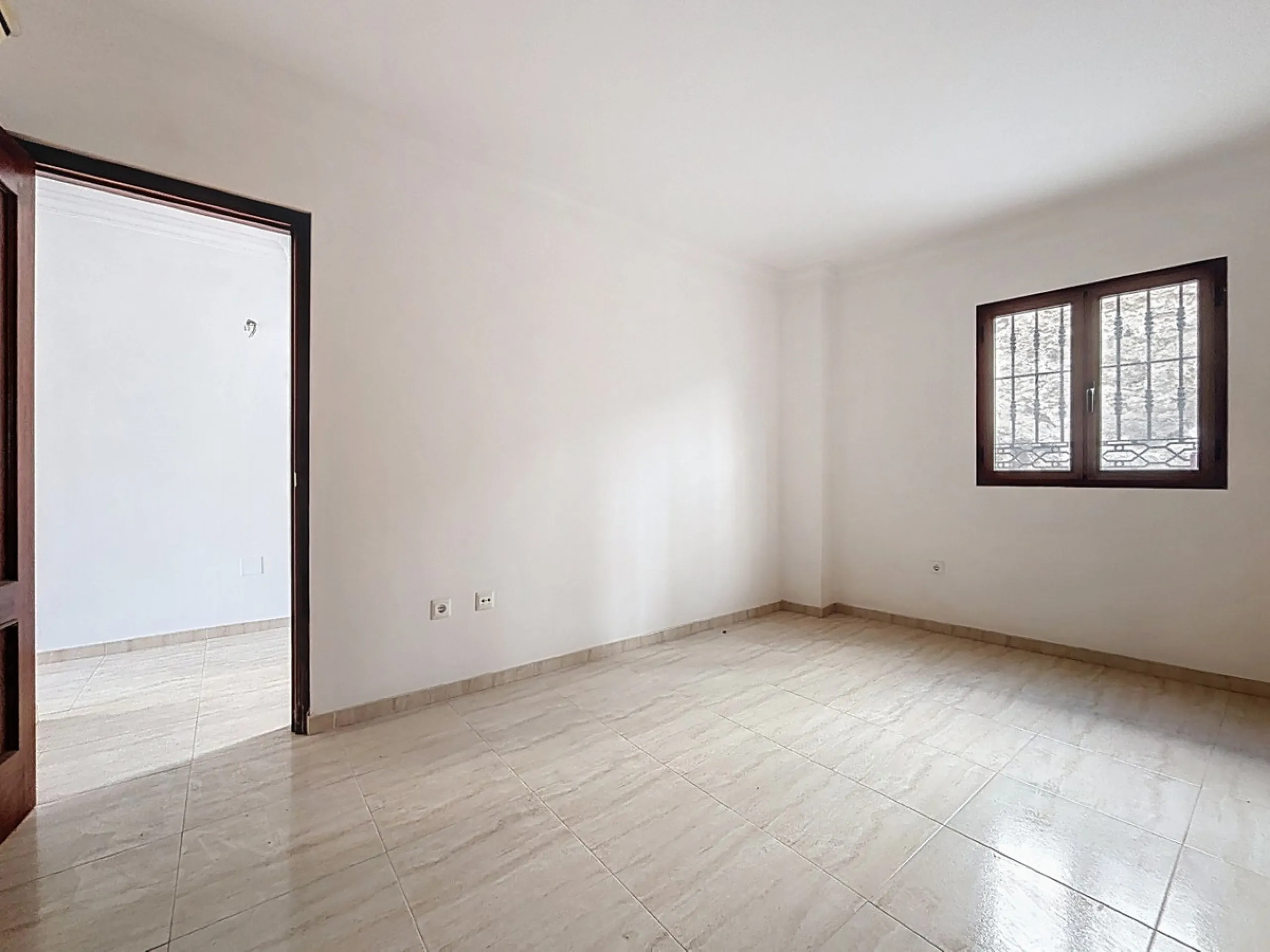 A complete block of homes located in Algarrobo Pueblo is offered for sale, consisting of three floors with three independent apartments, ideal for both investment and family residential use. On the first floor is the first apartment, which has a living ro