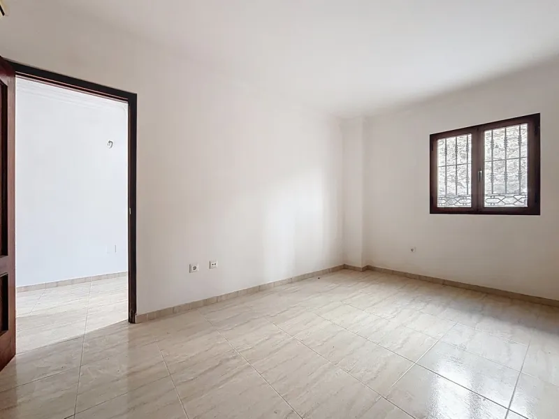 A complete block of homes located in Algarrobo Pueblo is offered for sale, consisting of three floors with three independent apartments, ideal for both investment and family residential use. On the first floor is the first apartment, which has a living ro