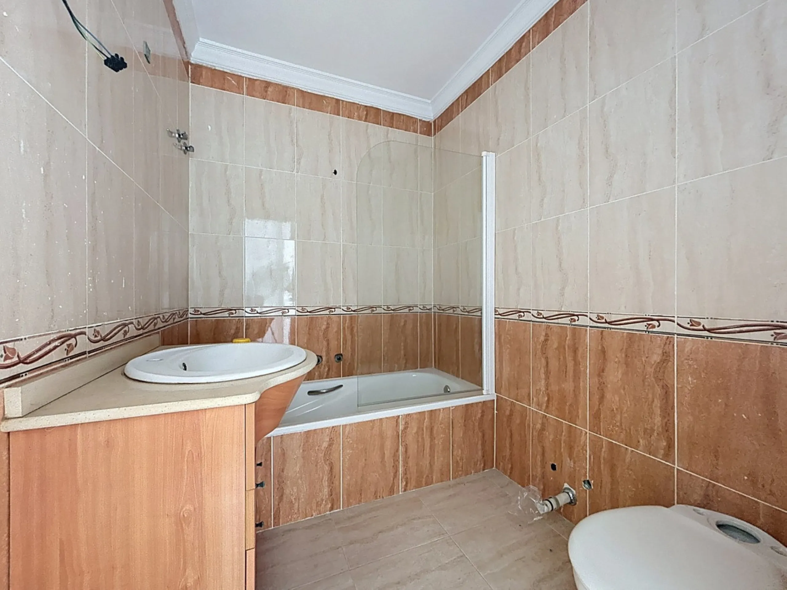 A complete block of homes located in Algarrobo Pueblo is offered for sale, consisting of three floors with three independent apartments, ideal for both investment and family residential use. On the first floor is the first apartment, which has a living ro