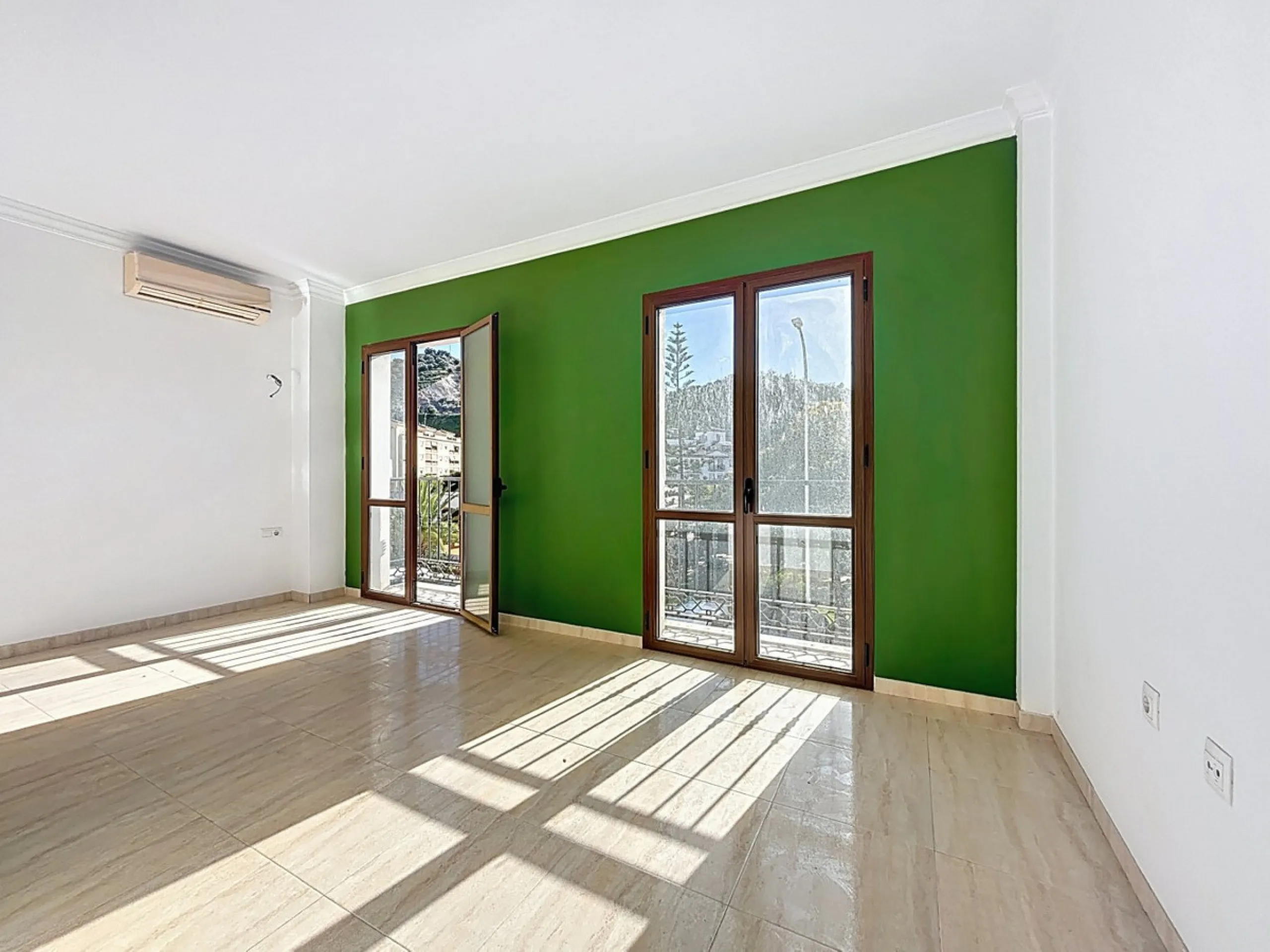 A complete block of homes located in Algarrobo Pueblo is offered for sale, consisting of three floors with three independent apartments, ideal for both investment and family residential use. On the first floor is the first apartment, which has a living ro