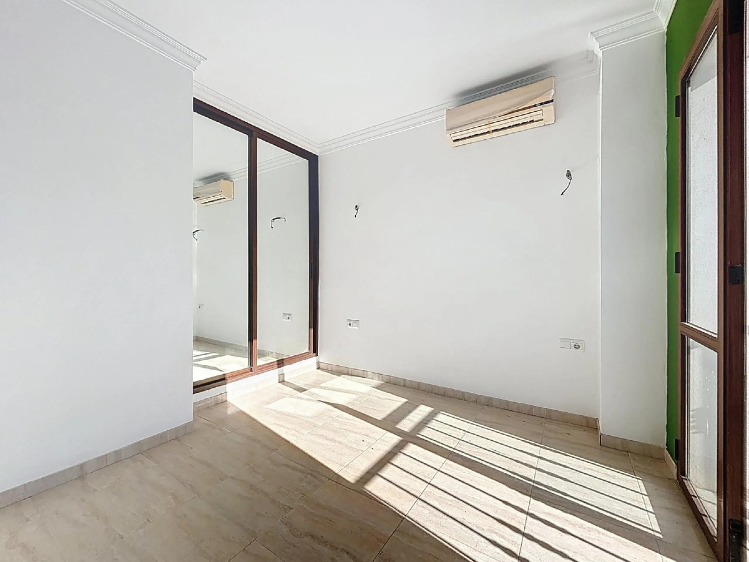 A complete block of homes located in Algarrobo Pueblo is offered for sale, consisting of three floors with three independent apartments, ideal for both investment and family residential use. On the first floor is the first apartment, which has a living ro