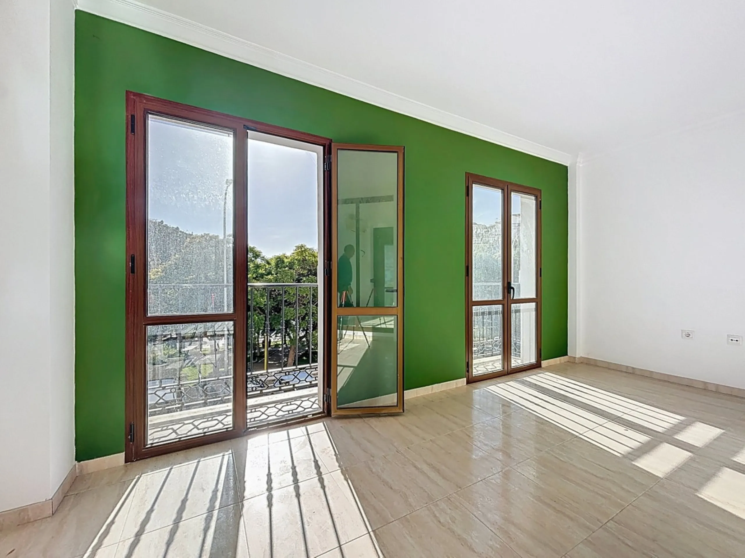 A complete block of homes located in Algarrobo Pueblo is offered for sale, consisting of three floors with three independent apartments, ideal for both investment and family residential use. On the first floor is the first apartment, which has a living ro