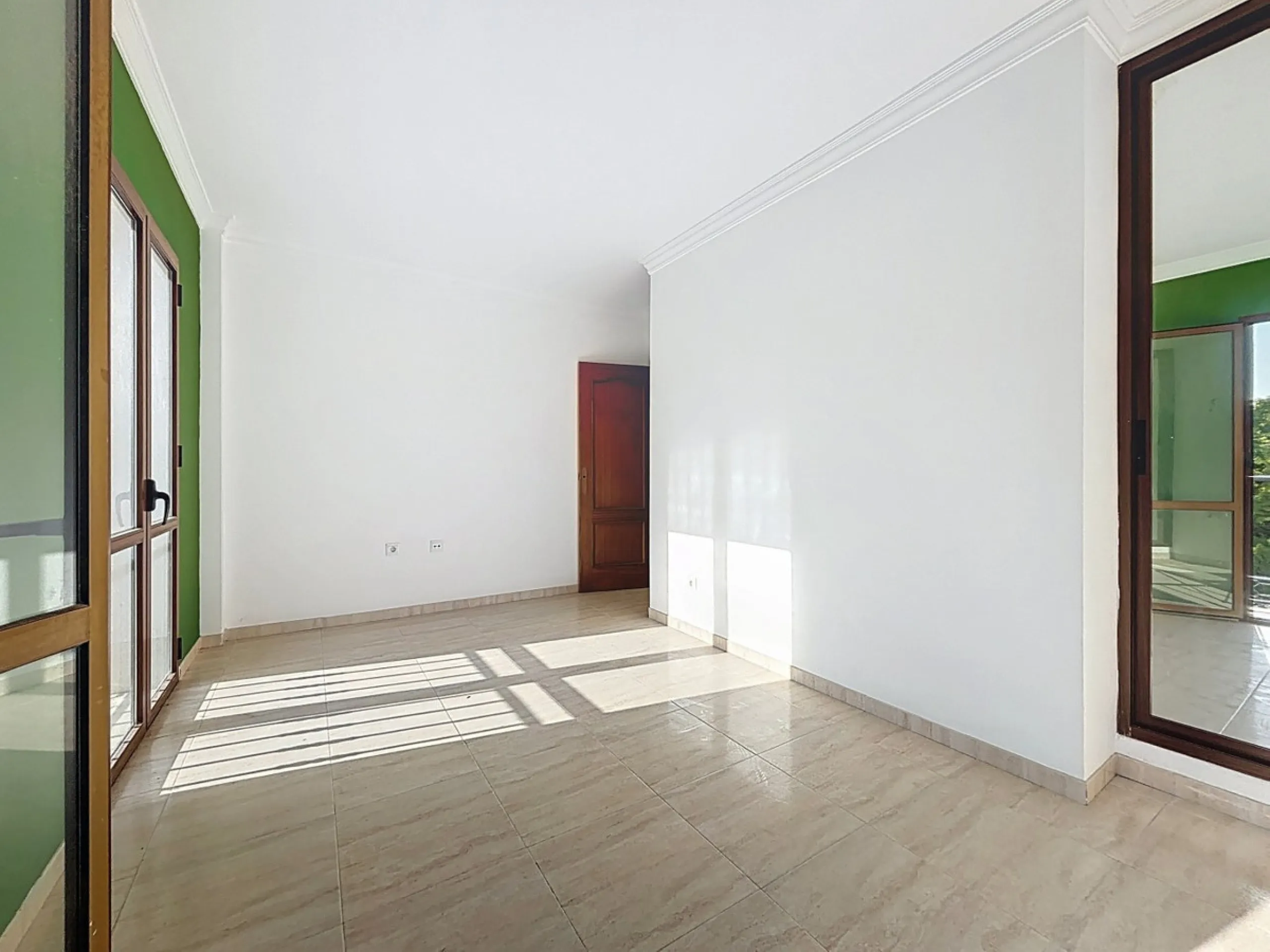 A complete block of homes located in Algarrobo Pueblo is offered for sale, consisting of three floors with three independent apartments, ideal for both investment and family residential use. On the first floor is the first apartment, which has a living ro