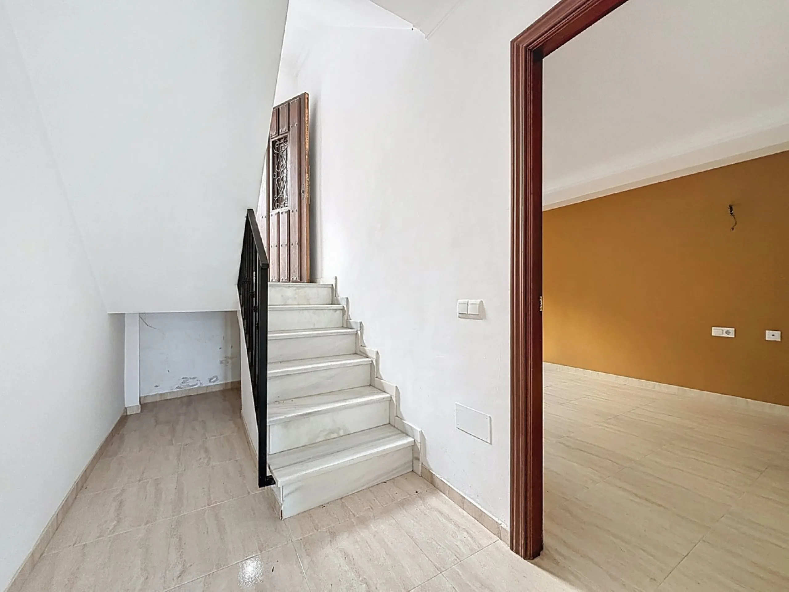 A complete block of homes located in Algarrobo Pueblo is offered for sale, consisting of three floors with three independent apartments, ideal for both investment and family residential use. On the first floor is the first apartment, which has a living ro