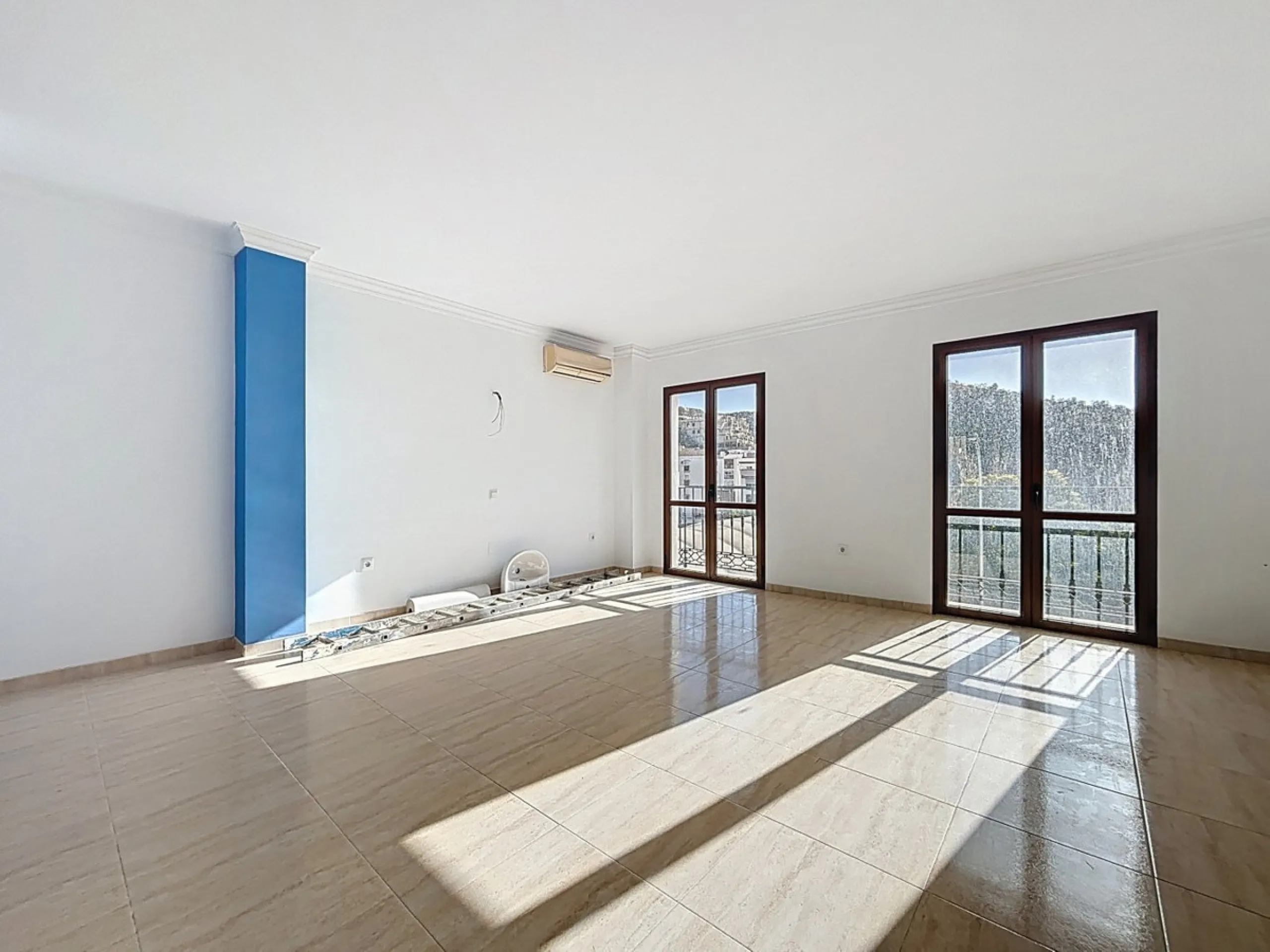 A complete block of homes located in Algarrobo Pueblo is offered for sale, consisting of three floors with three independent apartments, ideal for both investment and family residential use. On the first floor is the first apartment, which has a living ro