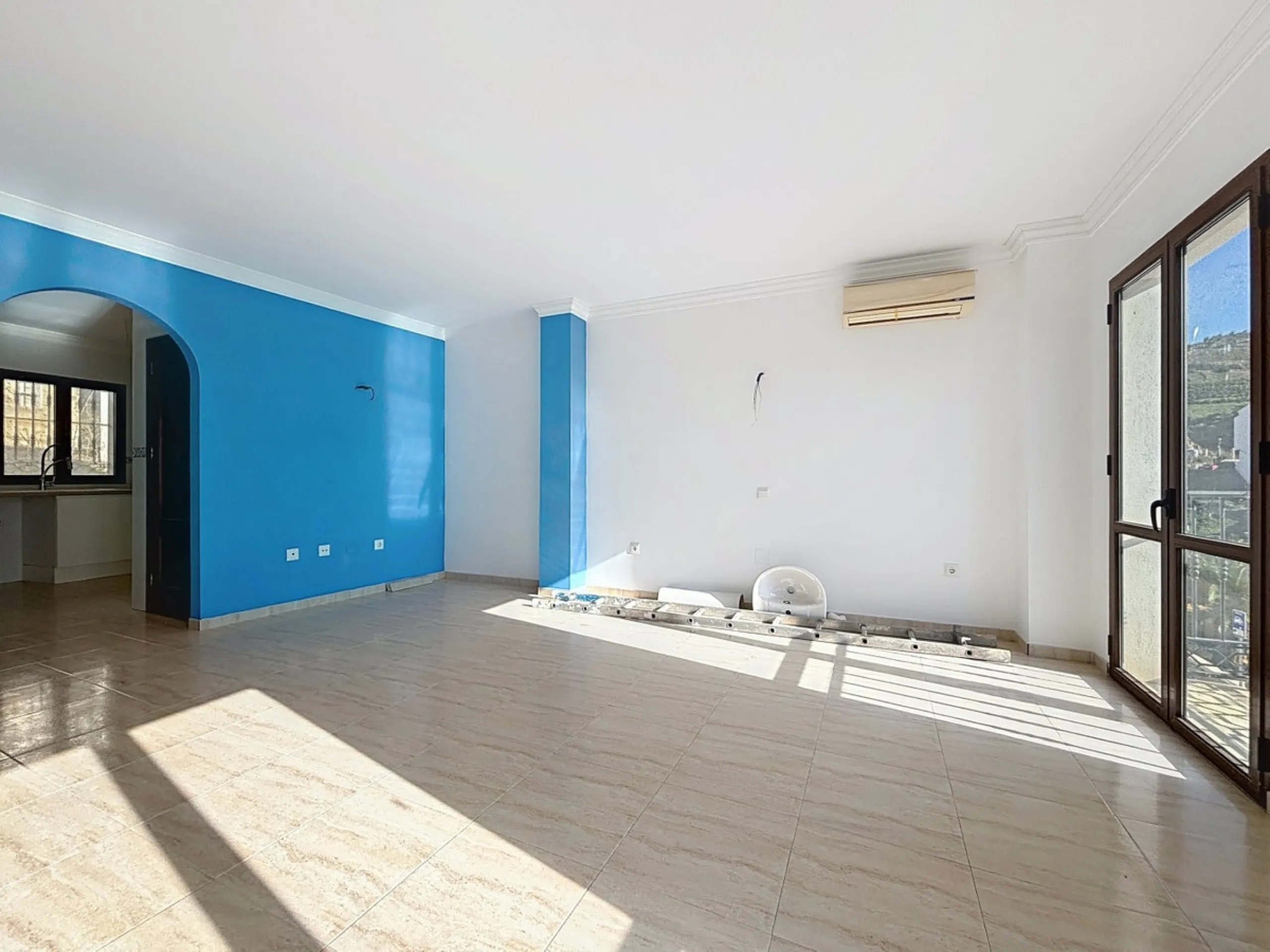 A complete block of homes located in Algarrobo Pueblo is offered for sale, consisting of three floors with three independent apartments, ideal for both investment and family residential use. On the first floor is the first apartment, which has a living ro