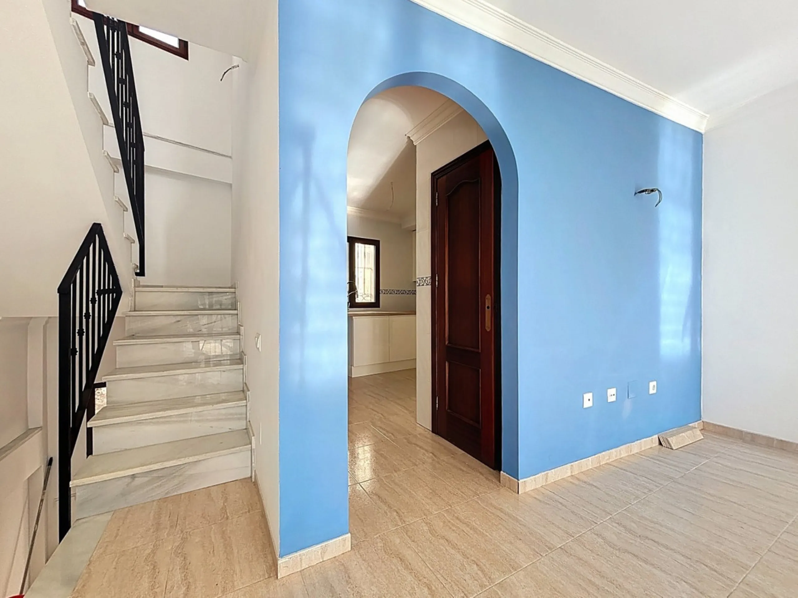 A complete block of homes located in Algarrobo Pueblo is offered for sale, consisting of three floors with three independent apartments, ideal for both investment and family residential use. On the first floor is the first apartment, which has a living ro