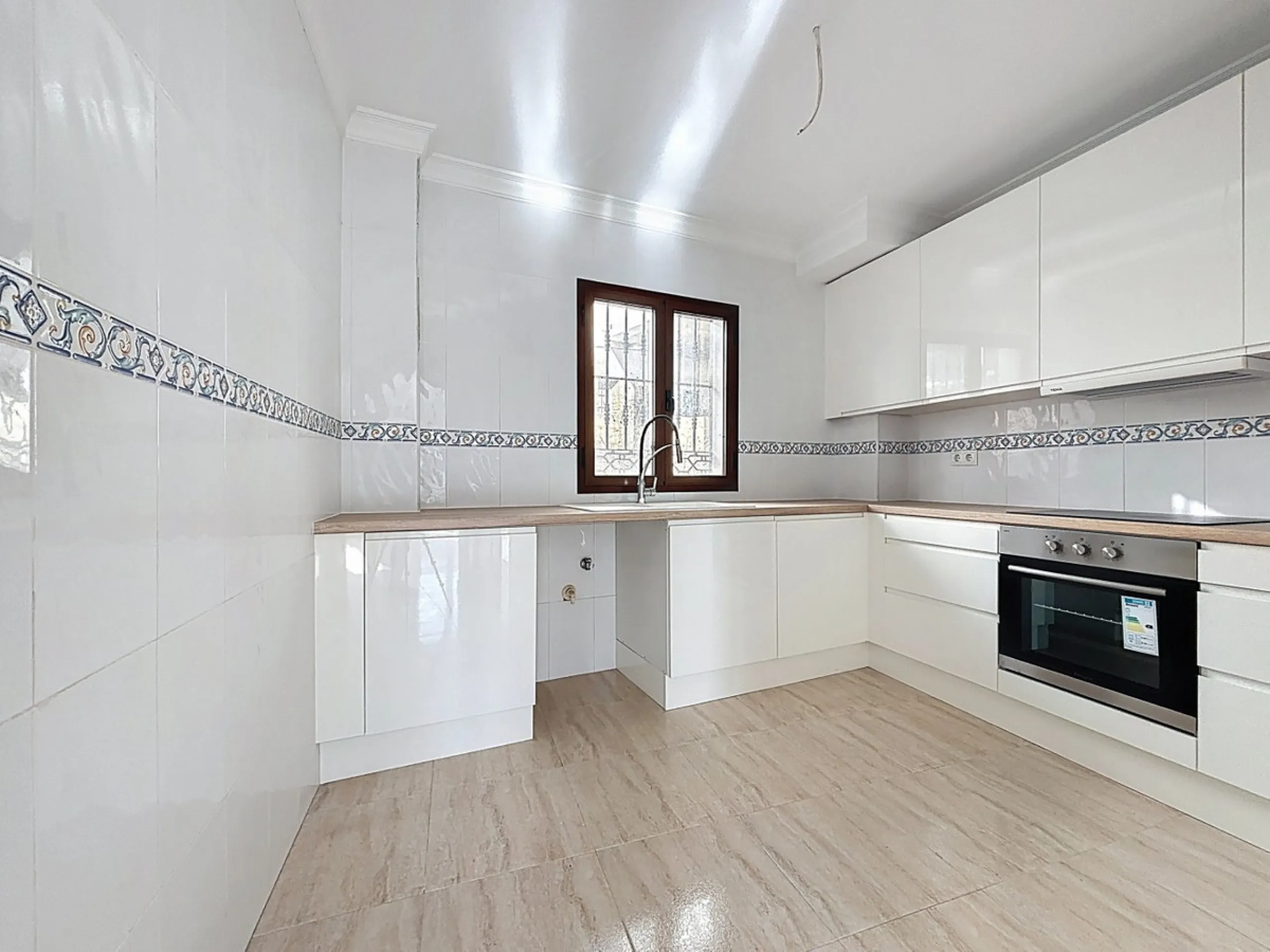A complete block of homes located in Algarrobo Pueblo is offered for sale, consisting of three floors with three independent apartments, ideal for both investment and family residential use. On the first floor is the first apartment, which has a living ro