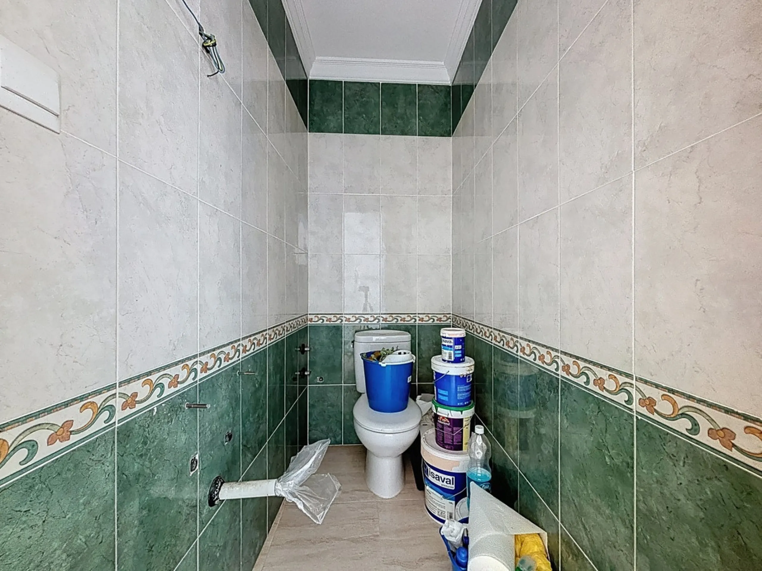 A complete block of homes located in Algarrobo Pueblo is offered for sale, consisting of three floors with three independent apartments, ideal for both investment and family residential use. On the first floor is the first apartment, which has a living ro