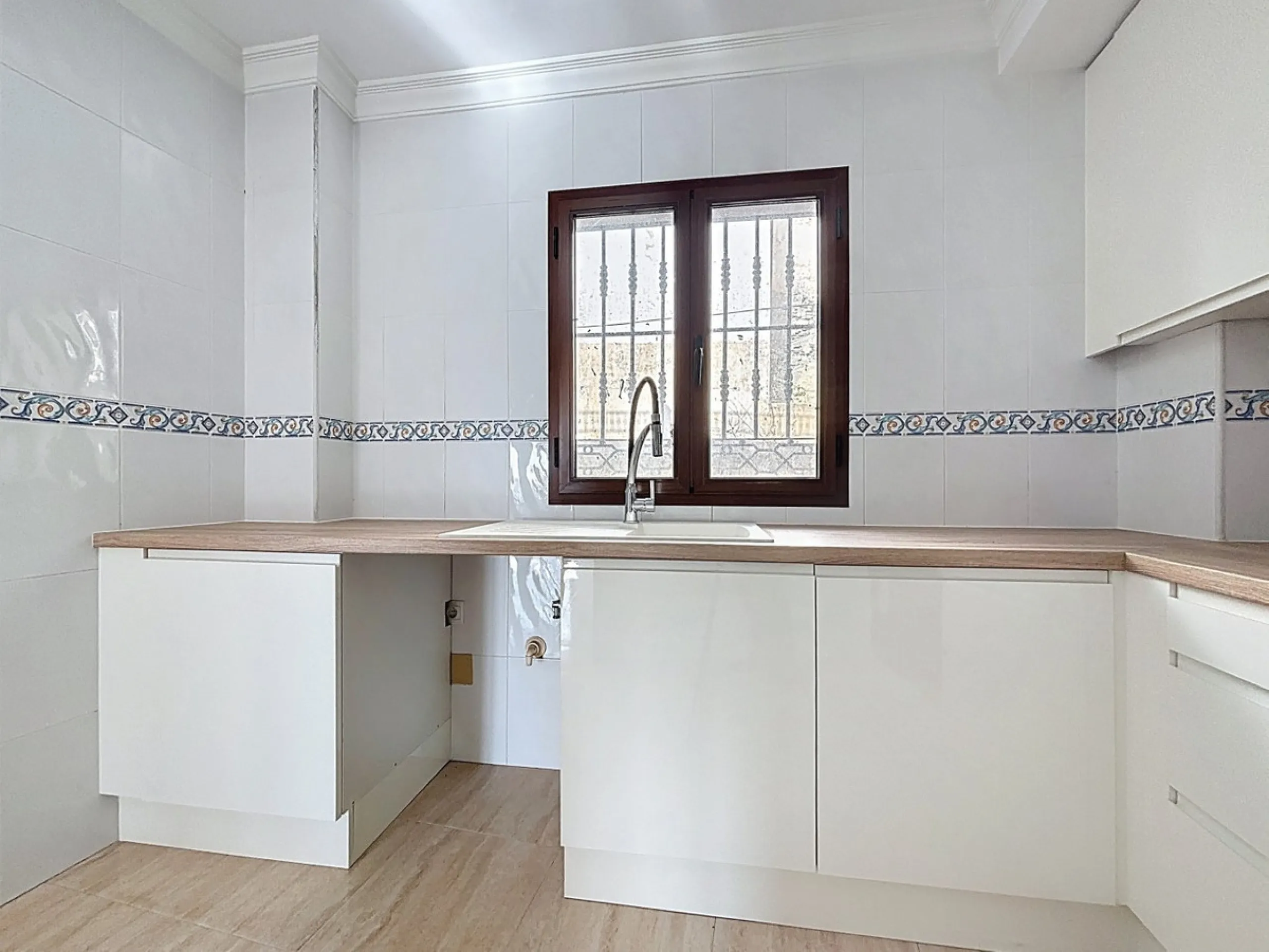 A complete block of homes located in Algarrobo Pueblo is offered for sale, consisting of three floors with three independent apartments, ideal for both investment and family residential use. On the first floor is the first apartment, which has a living ro