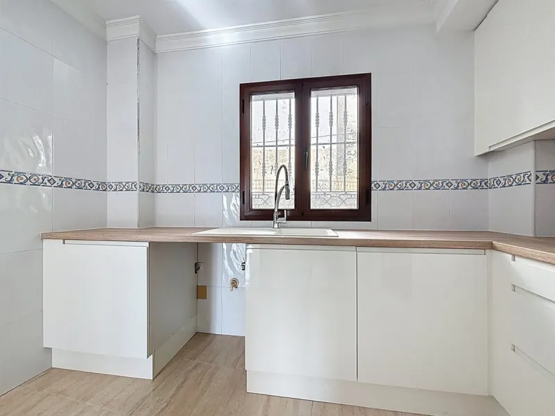 A complete block of homes located in Algarrobo Pueblo is offered for sale, consisting of three floors with three independent apartments, ideal for both investment and family residential use. On the first floor is the first apartment, which has a living ro