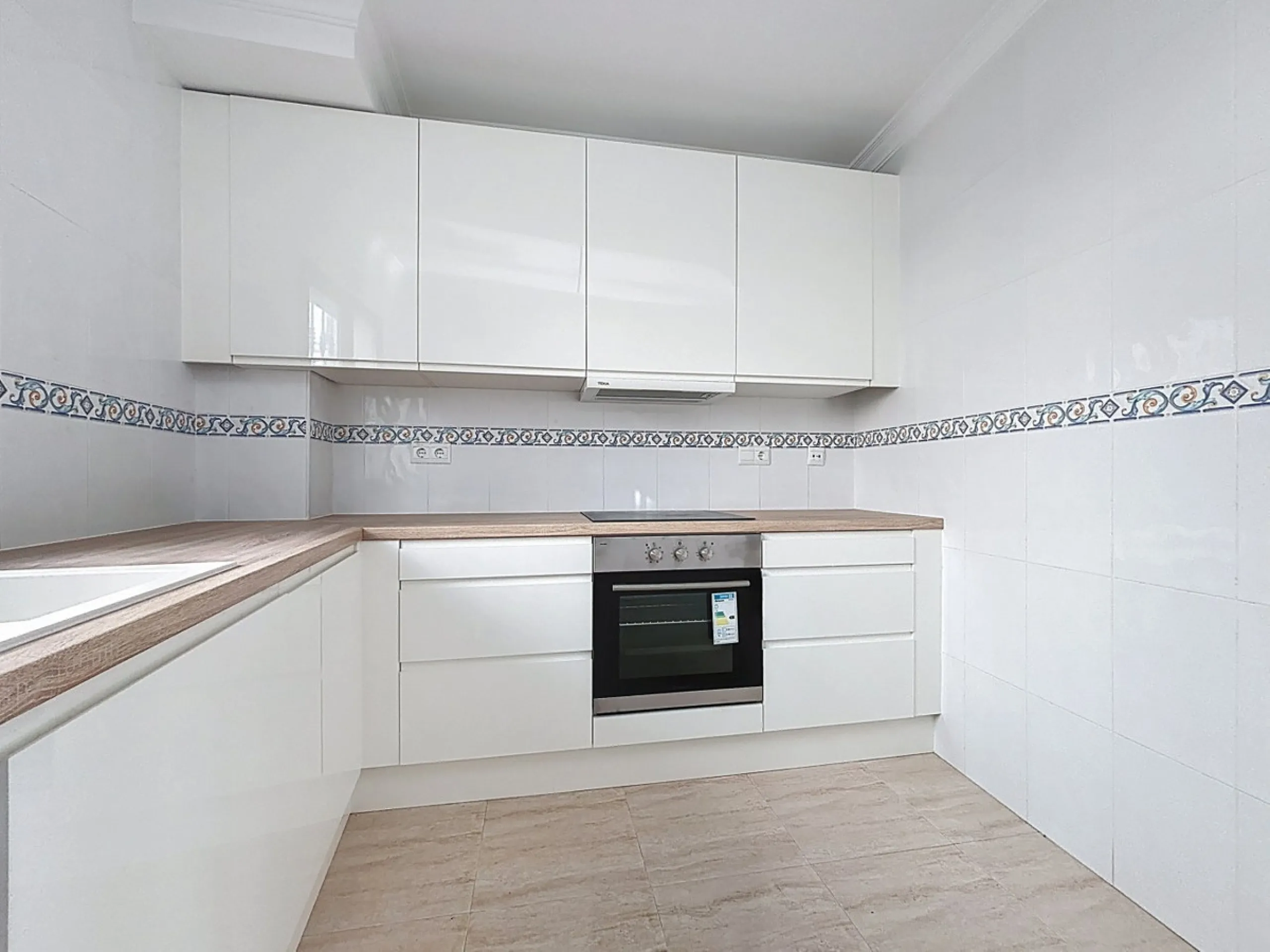 A complete block of homes located in Algarrobo Pueblo is offered for sale, consisting of three floors with three independent apartments, ideal for both investment and family residential use. On the first floor is the first apartment, which has a living ro