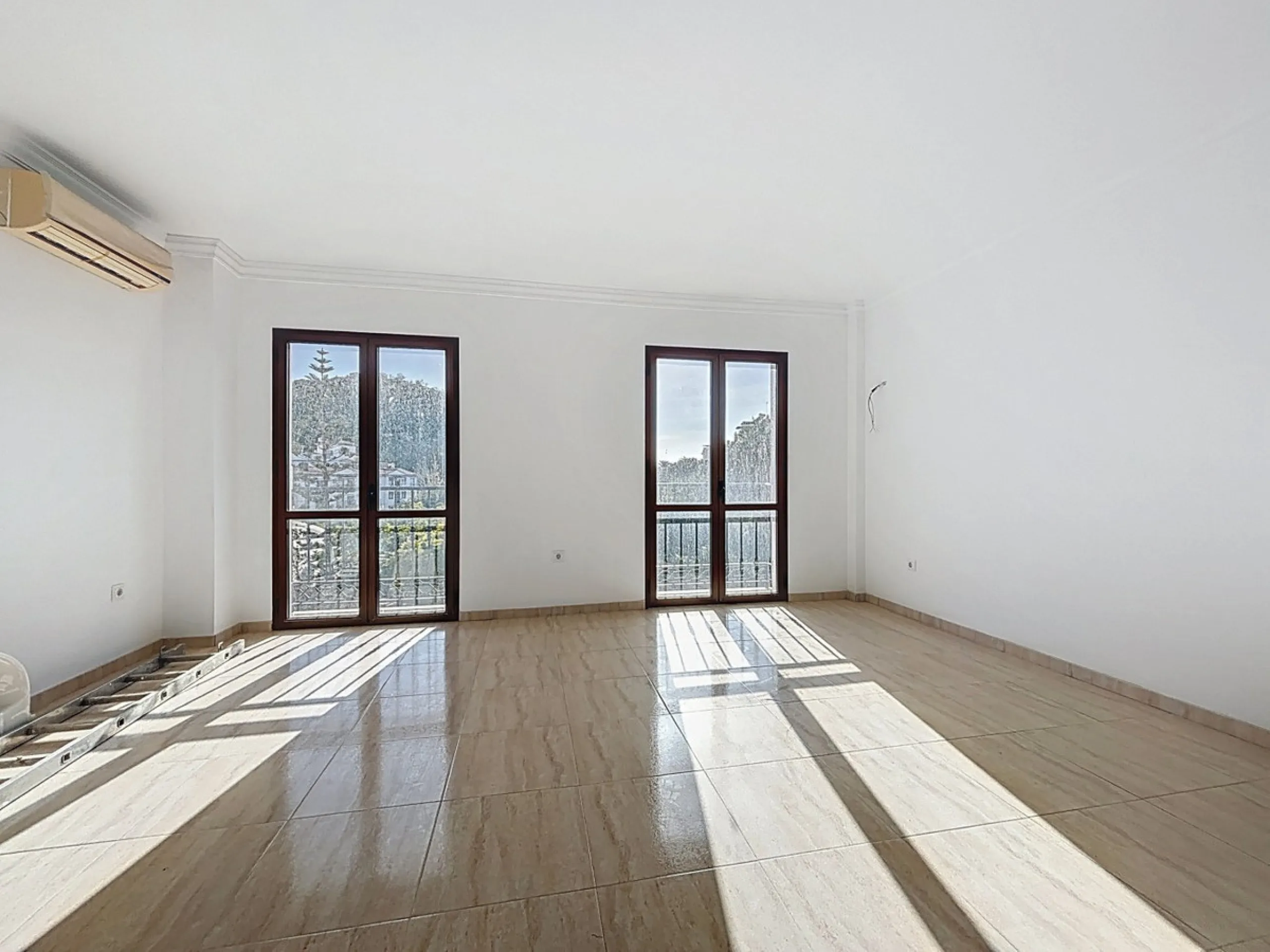 A complete block of homes located in Algarrobo Pueblo is offered for sale, consisting of three floors with three independent apartments, ideal for both investment and family residential use. On the first floor is the first apartment, which has a living ro