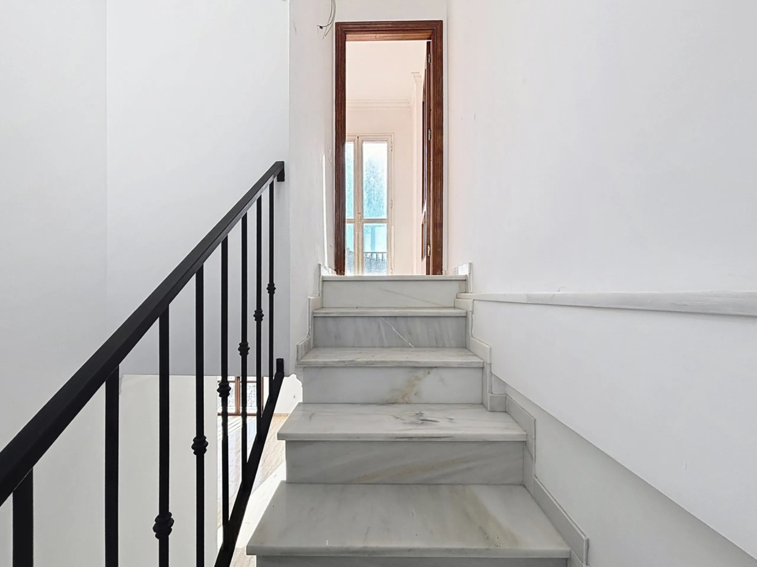 A complete block of homes located in Algarrobo Pueblo is offered for sale, consisting of three floors with three independent apartments, ideal for both investment and family residential use. On the first floor is the first apartment, which has a living ro