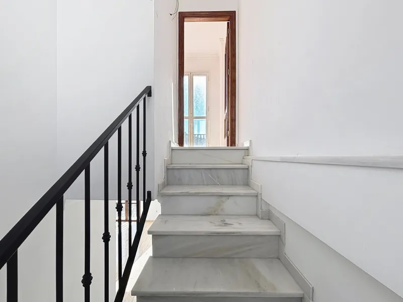 A complete block of homes located in Algarrobo Pueblo is offered for sale, consisting of three floors with three independent apartments, ideal for both investment and family residential use. On the first floor is the first apartment, which has a living ro