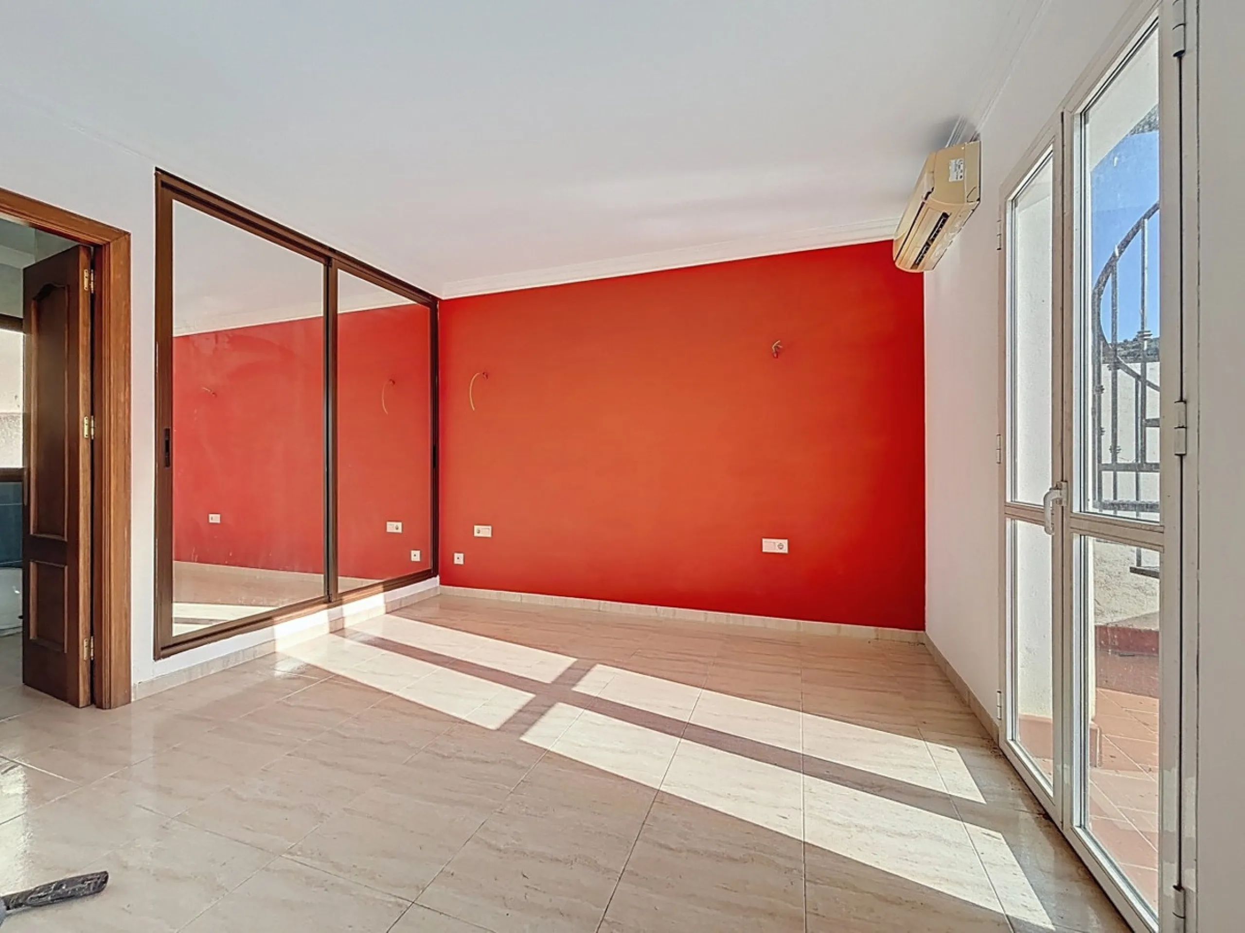 A complete block of homes located in Algarrobo Pueblo is offered for sale, consisting of three floors with three independent apartments, ideal for both investment and family residential use. On the first floor is the first apartment, which has a living ro