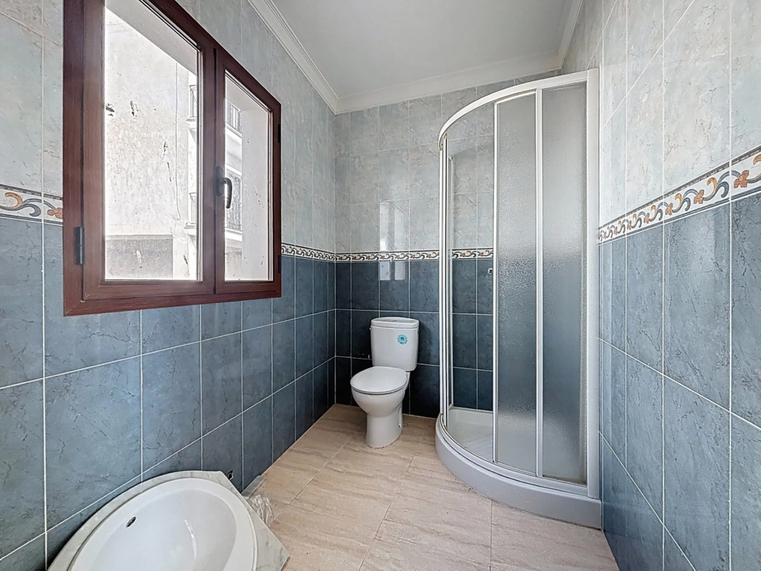 A complete block of homes located in Algarrobo Pueblo is offered for sale, consisting of three floors with three independent apartments, ideal for both investment and family residential use. On the first floor is the first apartment, which has a living ro