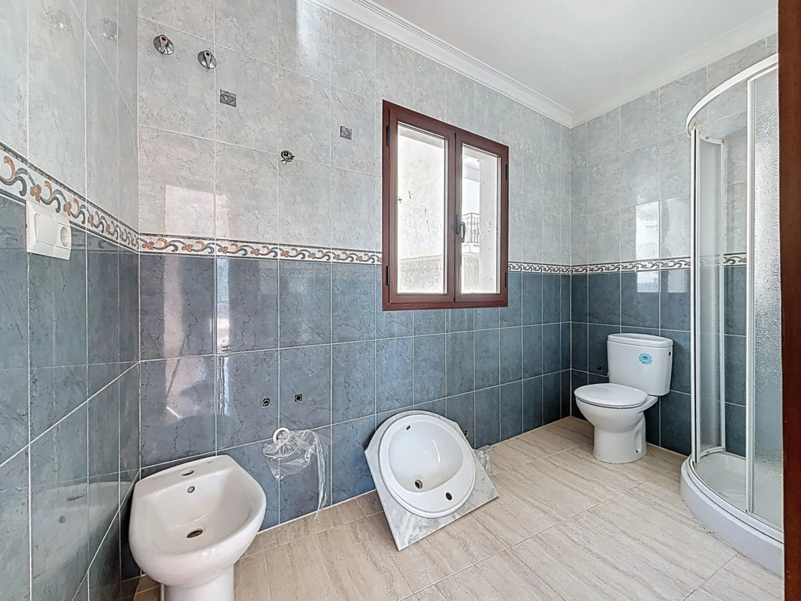 A complete block of homes located in Algarrobo Pueblo is offered for sale, consisting of three floors with three independent apartments, ideal for both investment and family residential use. On the first floor is the first apartment, which has a living ro
