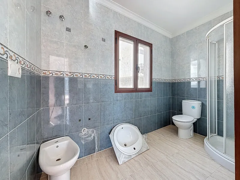 A complete block of homes located in Algarrobo Pueblo is offered for sale, consisting of three floors with three independent apartments, ideal for both investment and family residential use. On the first floor is the first apartment, which has a living ro