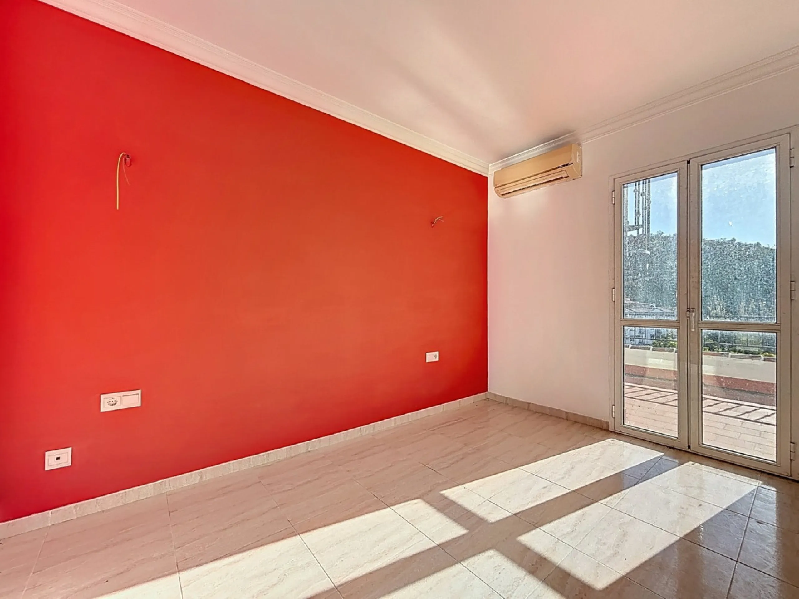 A complete block of homes located in Algarrobo Pueblo is offered for sale, consisting of three floors with three independent apartments, ideal for both investment and family residential use. On the first floor is the first apartment, which has a living ro
