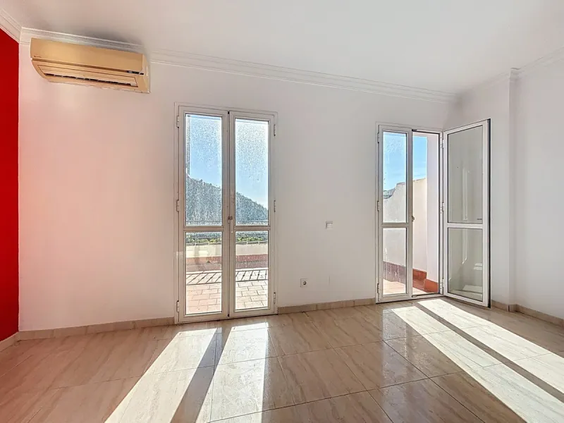 A complete block of homes located in Algarrobo Pueblo is offered for sale, consisting of three floors with three independent apartments, ideal for both investment and family residential use. On the first floor is the first apartment, which has a living ro