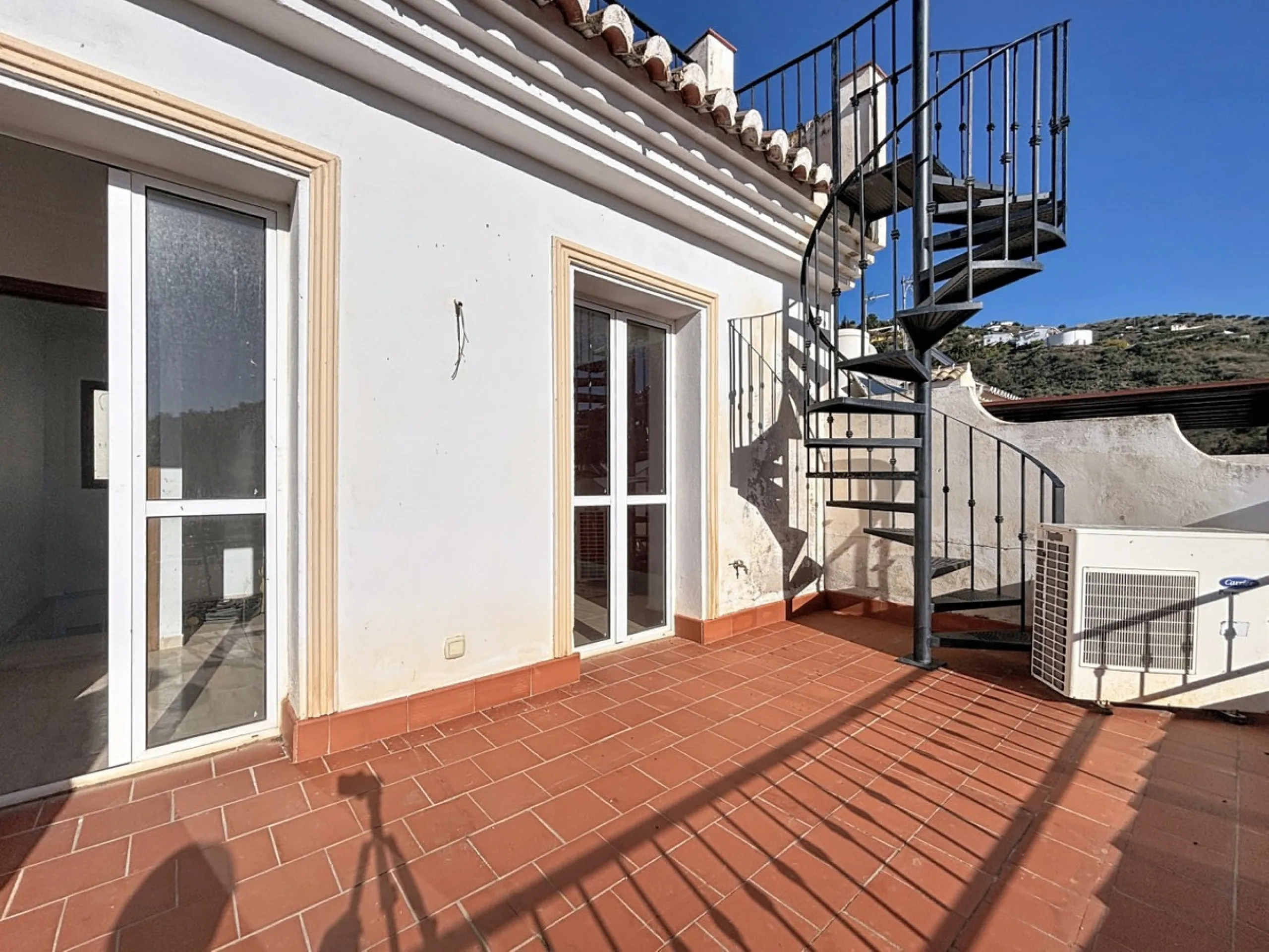 A complete block of homes located in Algarrobo Pueblo is offered for sale, consisting of three floors with three independent apartments, ideal for both investment and family residential use. On the first floor is the first apartment, which has a living ro