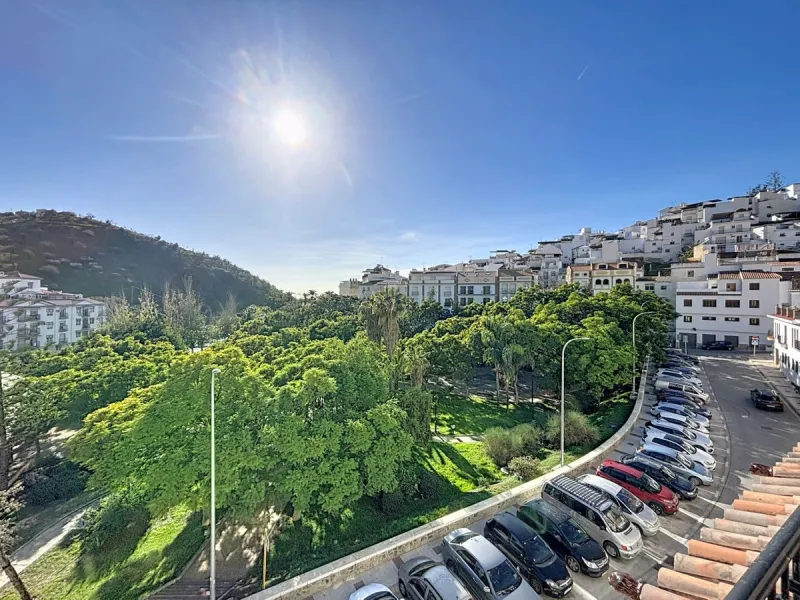 A complete block of homes located in Algarrobo Pueblo is offered for sale, consisting of three floors with three independent apartments, ideal for both investment and family residential use. On the first floor is the first apartment, which has a living ro