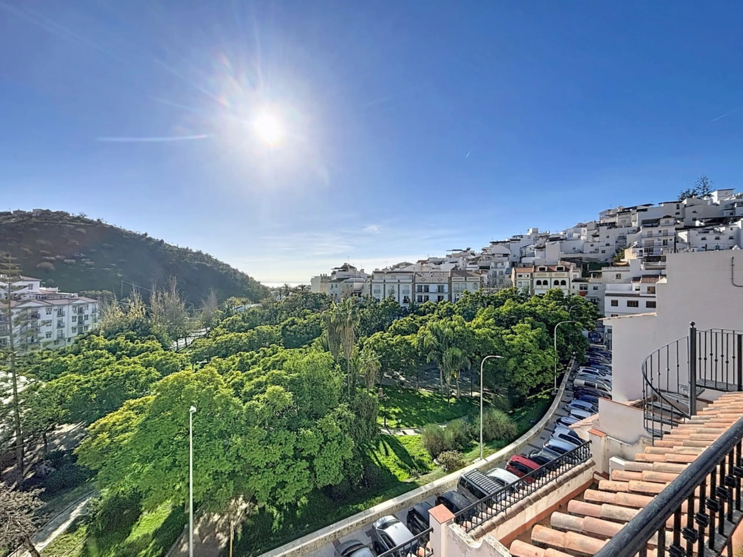 A complete block of homes located in Algarrobo Pueblo is offered for sale, consisting of three floors with three independent apartments, ideal for both investment and family residential use. On the first floor is the first apartment, which has a living ro