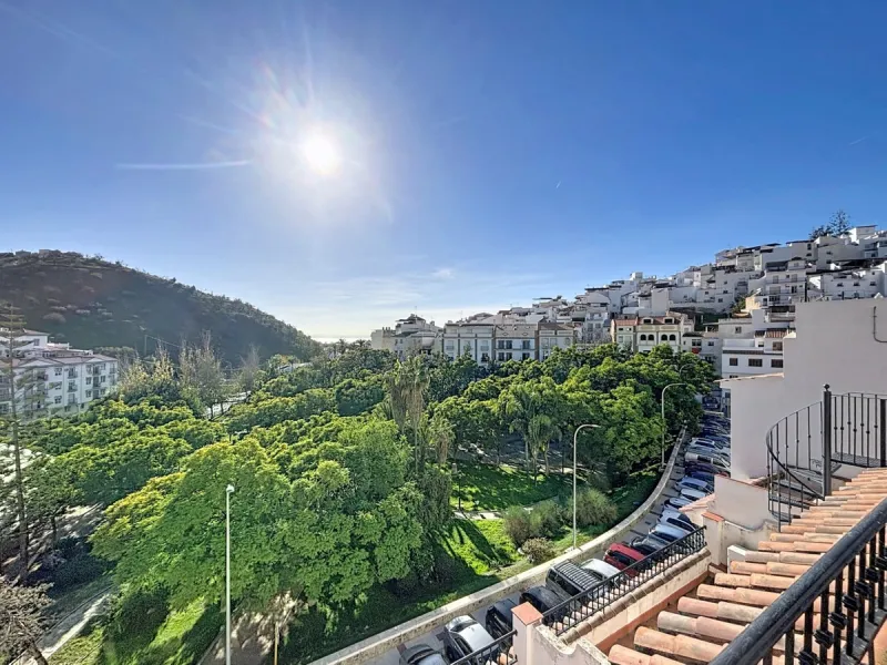A complete block of homes located in Algarrobo Pueblo is offered for sale, consisting of three floors with three independent apartments, ideal for both investment and family residential use. On the first floor is the first apartment, which has a living ro