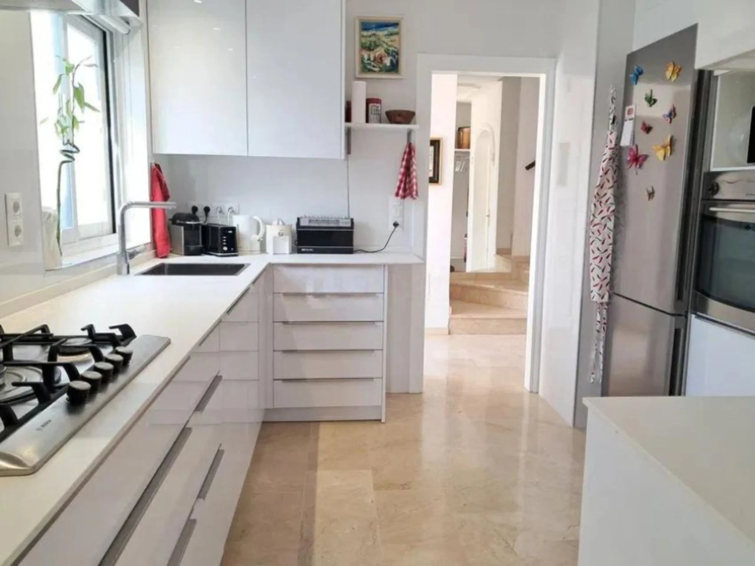 4 спальни | 3 ванные комнаты | 200м² построено | 218м² участок | угловой