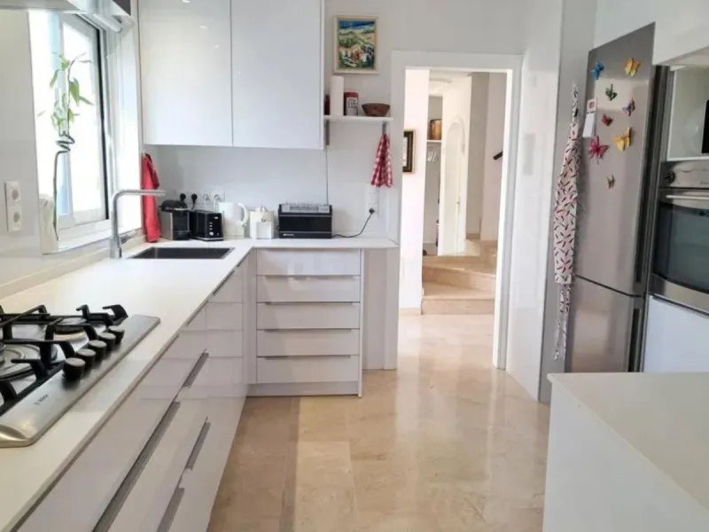 PREMIUM URBAN LIFESTYLE: Turnkey Townhouse with Central Location, Private Garden, and Energy-Saving Solar Power