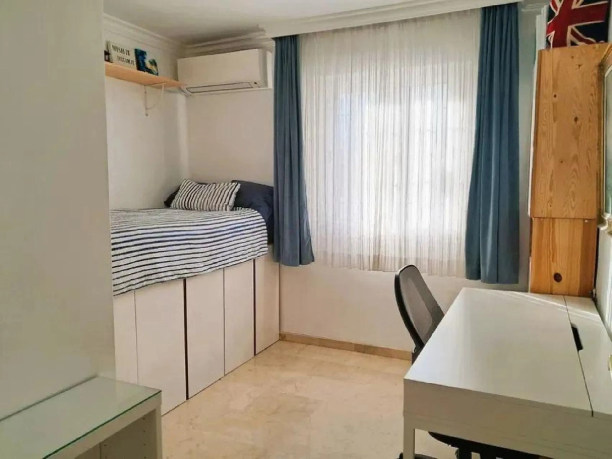 4 спальни | 3 ванные комнаты | 200м² построено | 218м² участок | угловой