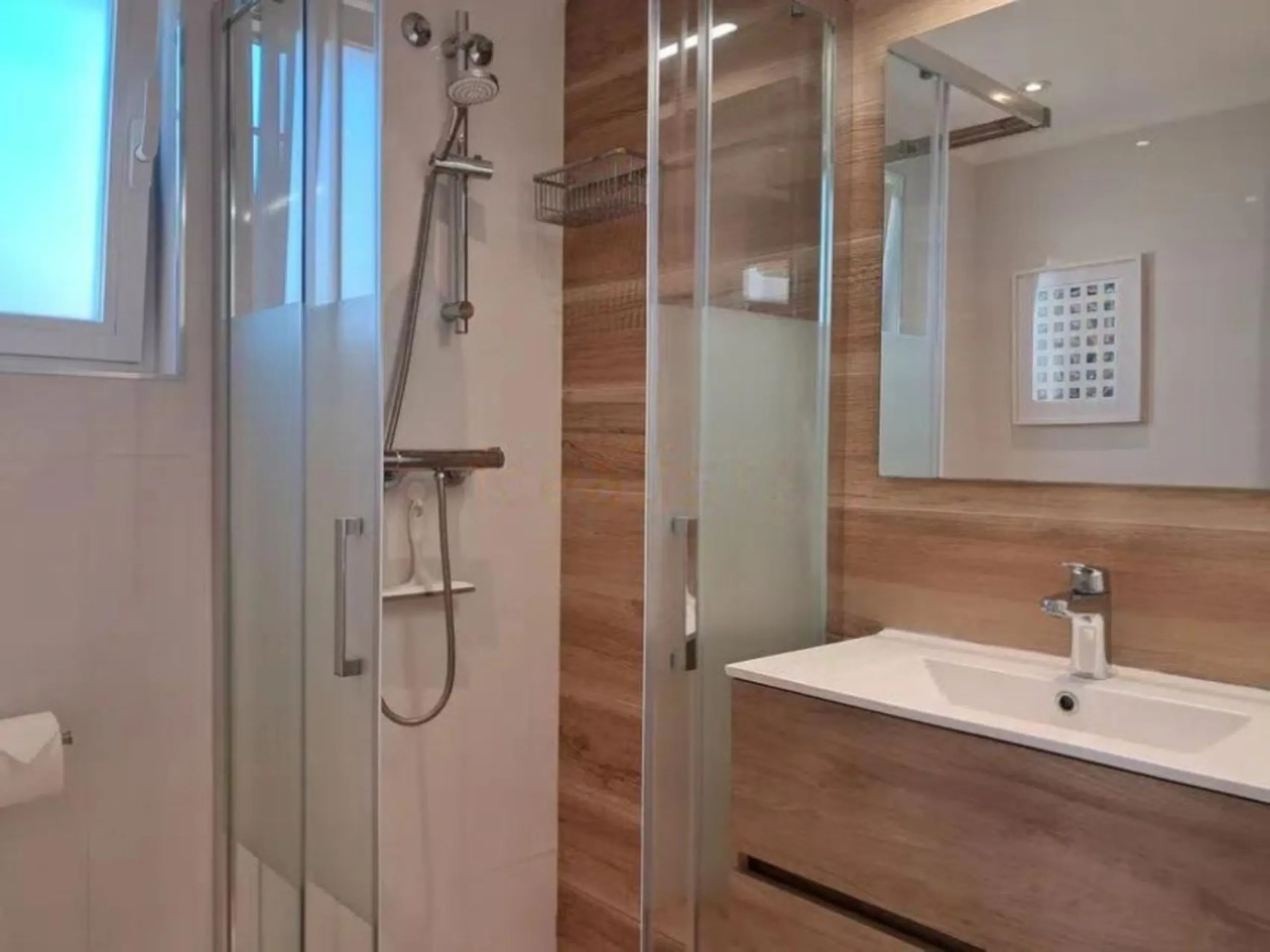 4 спальни | 3 ванные комнаты | 200м² построено | 218м² участок | угловой