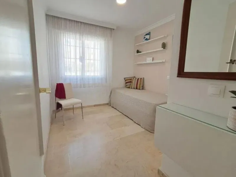 4 спальни | 3 ванные комнаты | 200м² построено | 218м² участок | угловой