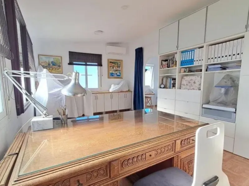 4 спальни | 3 ванные комнаты | 200м² построено | 218м² участок | угловой