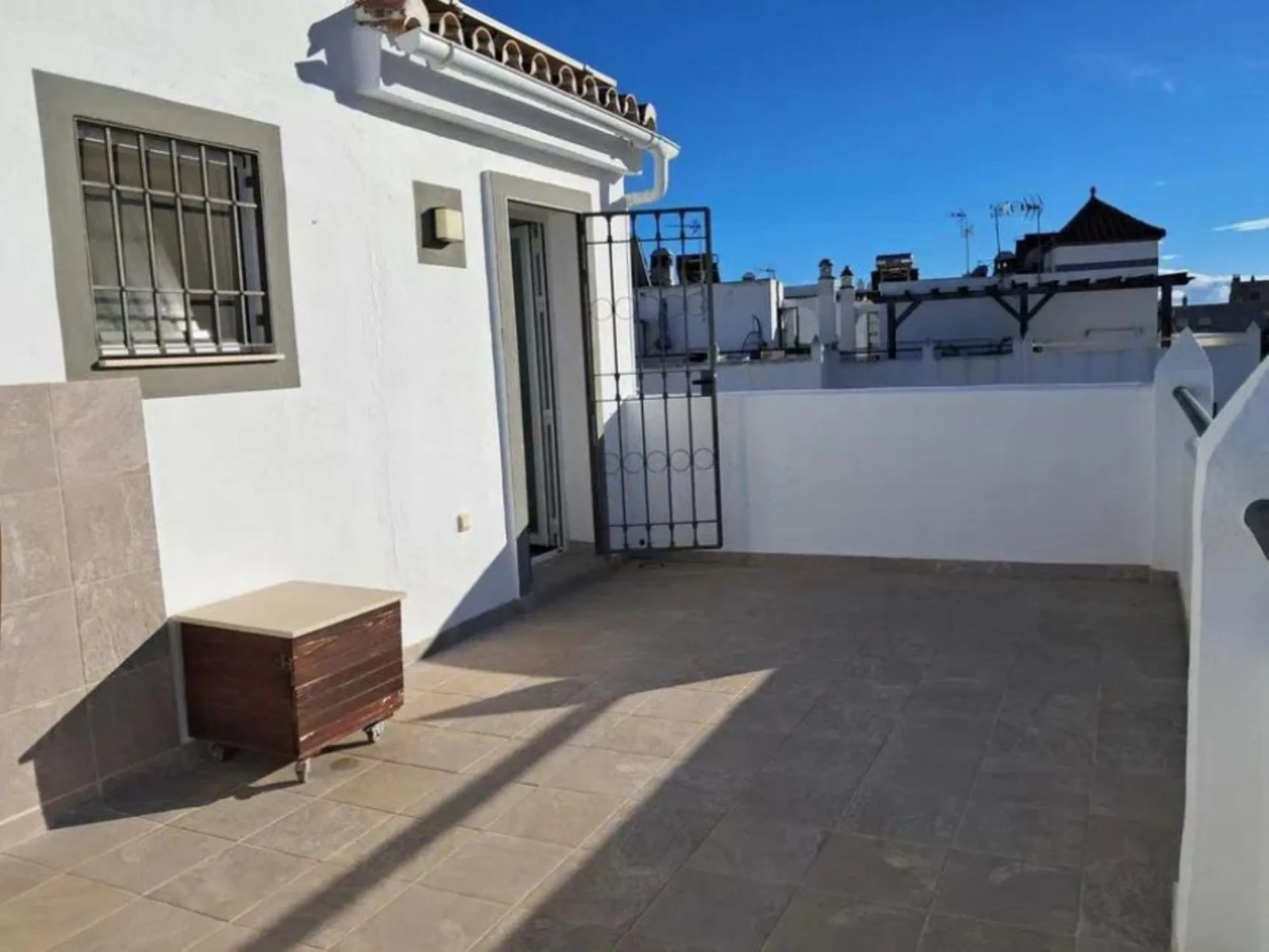 4 спальни | 3 ванные комнаты | 200м² построено | 218м² участок | угловой