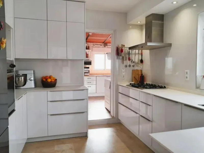 4 спальни | 3 ванные комнаты | 200м² построено | 218м² участок | угловой